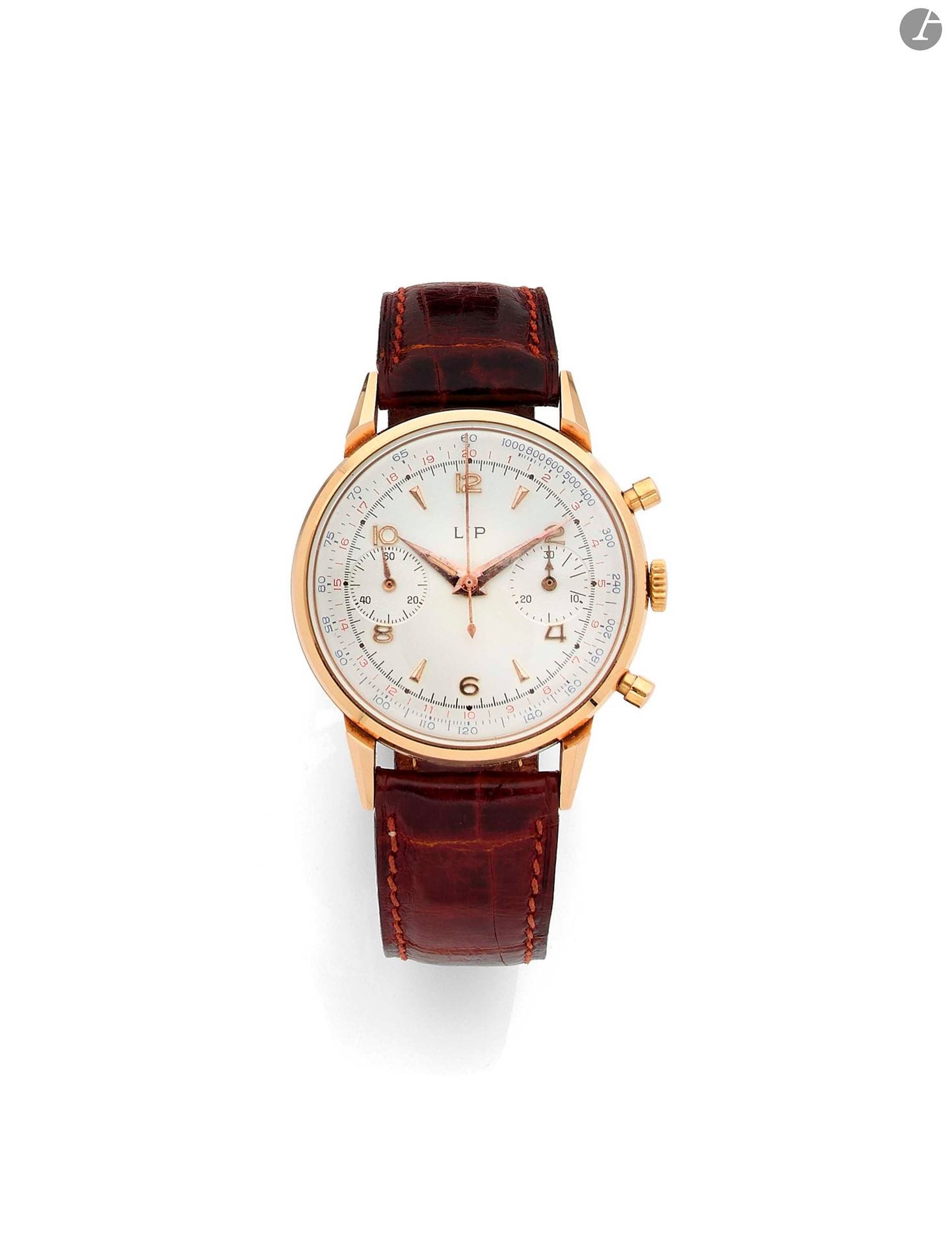LIP. CHRONOGRAPHE. R106. Années 60. Montre bracelet en or jaune 18K (750) sur cuir. Boîtier rond. Fond gravé d’une armoirie. Poussoirs pompe. Cadran argenté avec index appliqués. Deux compteurs. Echelles télémétrique et tachymétrique. Aiguilles dauphine. Mouvement mécanique à roue à colonnes, Valjoux 23. Bracelet cuir avec boucle ardillon rapportée. Cadran, boîtier et mouvement signés. Numérotée 132152  Diamètre : 35 mm. Poids brut : 42,4 g