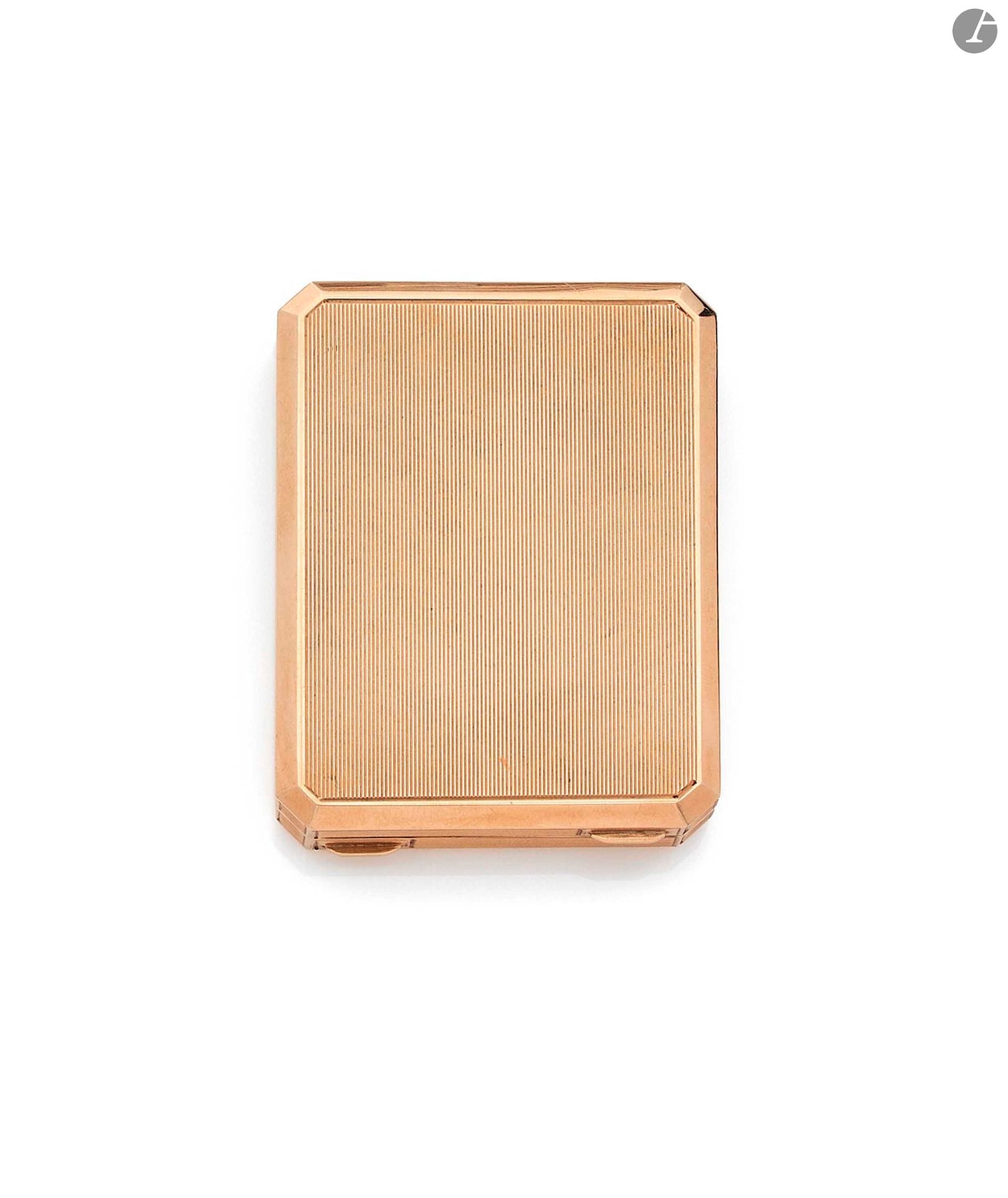 DUNHILL par BANDO.  Boîte en or 9K (375) à décor guilloché, elle recèle un miroir ainsi qu’un compartiment. Signée. Travail anglais des années 1930. Dimensions : 5,7 x 4,5 cm environ. Poids brut : 71,6 g (piqûres au miroir, traces d’usage).  A Dunhill box.  Dès 1919, certaines boîtes DUNHILL revêtent la signature «  BANDO  » qui est le pseudonyme utilisé par le maître artisan en métaux précieux Matteo Cellini. Ce dernier réalisait pour la marque des modèles de boîtes caractérisés par leur haute qualité de conception et d’exécution.