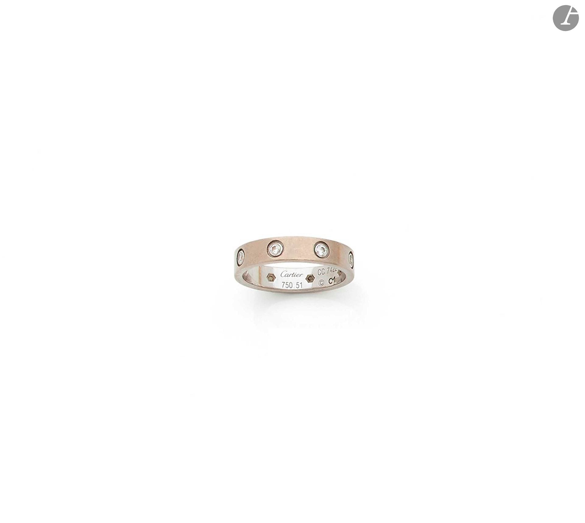 CARTIER. Bague Love en or gris 18K (750), sertie de 8 diamants ronds de taille brillant. Signée et numérotée. Tour de doigt : 50/51. Poids brut : 4,7 g. A Cartier Love ring