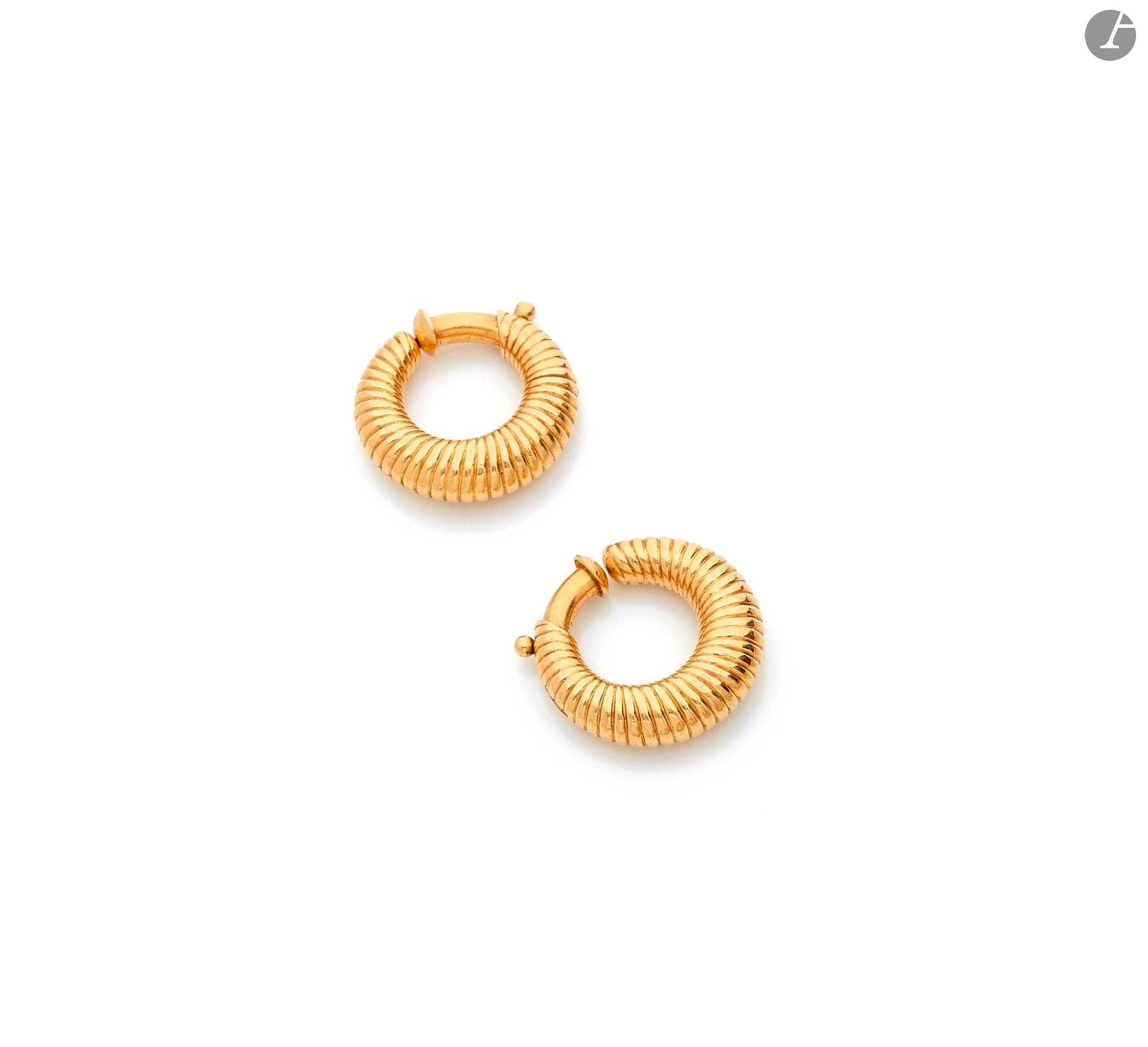 Paire de créoles bombées en or 18K (750) creux  godronné. Hauteur : 2,5 cm environ. Poids : 26,5 g.  A pair of earrings