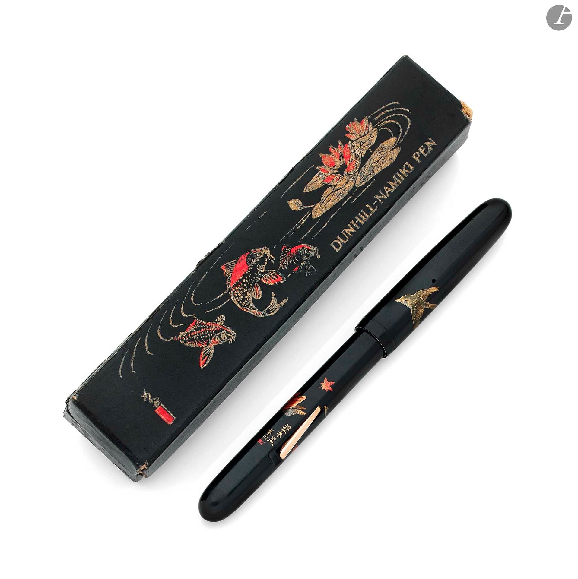 DUNHILL-NAMIKI PEN. Stylo plume de la marque Dunhill Namiki (Dunhill était le distributeur européen pour la marque japonaise). Modèle datant des années trente, de forme arrondie et en taille n°2. En ébonite noire recouvert de laque Urushi noire avec un décor d’oiseaux sur le capuchon et d’un couple de canard sur le corps. Équipé d’une plume en or 14 carats n°2 d’origine, système de remplissage par levier (poche à changer). Longueur : 13 cm. La signature pourrait être attribuée au Maître laqueur Shisen. Dans son écrin cartonné d’origine (les angles sont abimés) Dunhill Namiki avec un dessin de poissons.