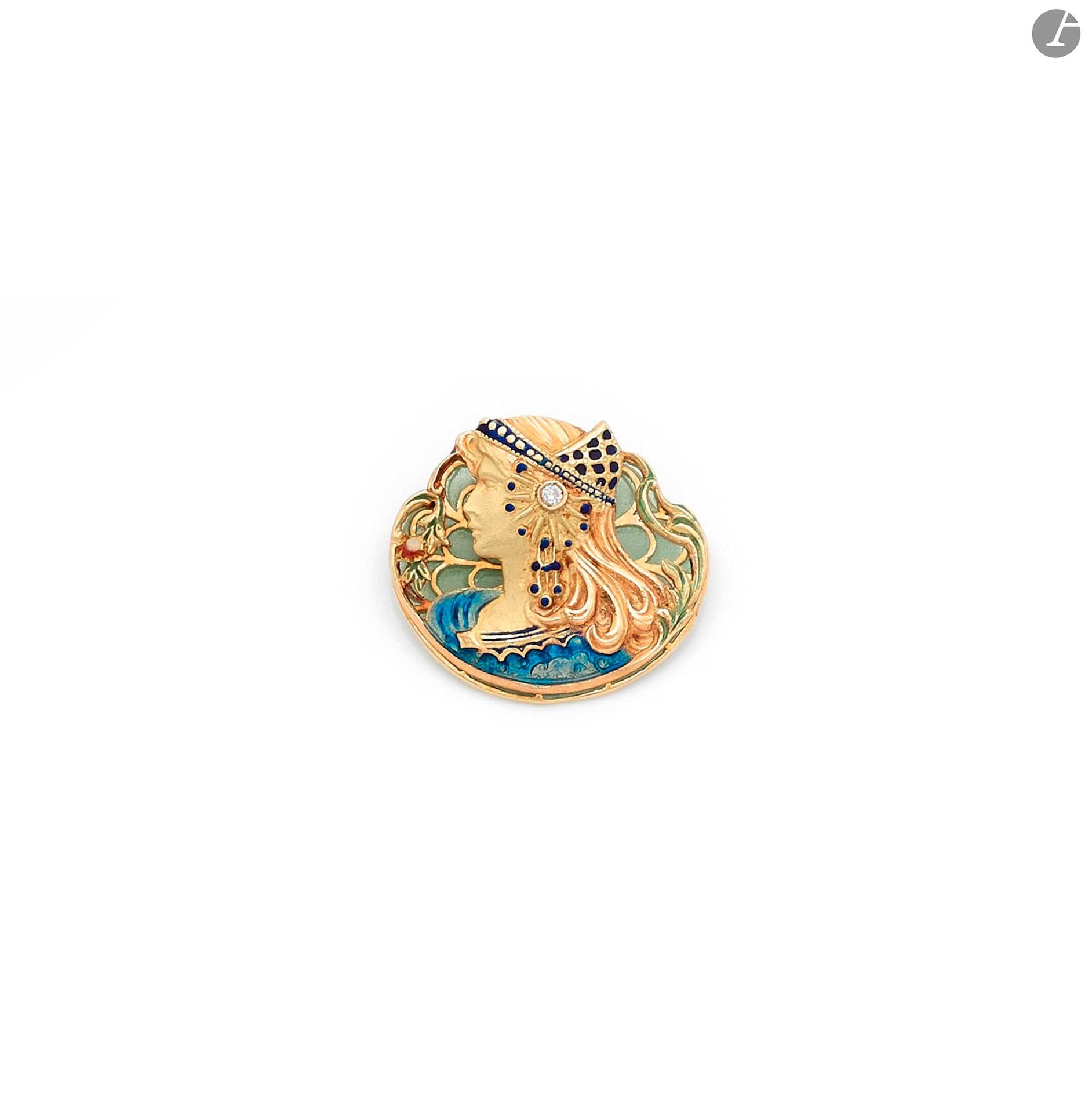 Pendentif en or 18K (750), orné d’une jeune fille de profil, la coiffe agrémentée d’un diamant rond, sur fond émaillé plique-à-jour. Travail français du début du XXe siècle. Dimensions : 2,5 x 2,3 cm environ. Poids brut : 7,8 g  A French early 20th century pendent