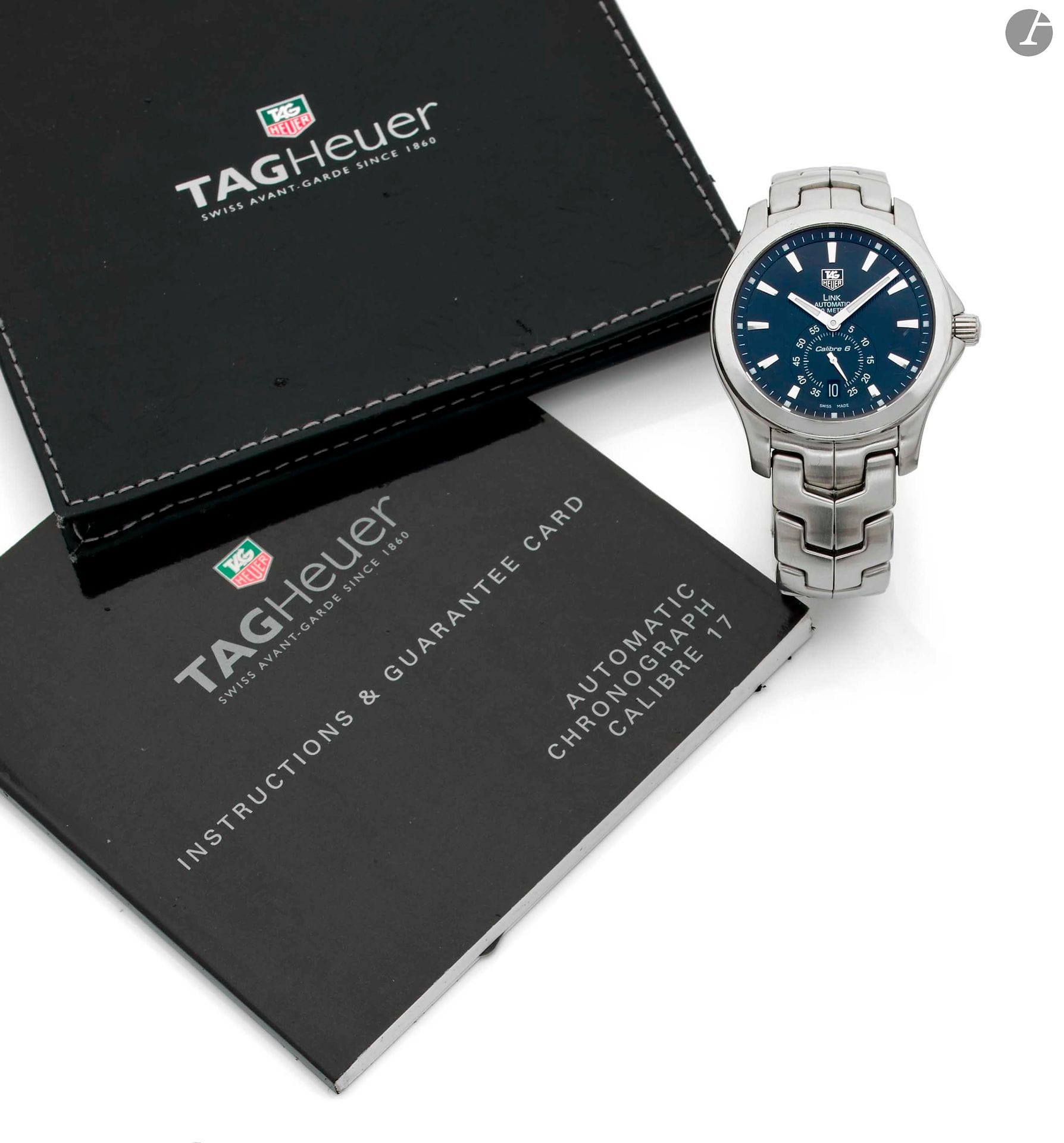 TAG HEUER. LINK CALIBRE 6. Vendue en 2008 Montre bracelet en acier. Boîtier rond et fond vissé saphir. Cadran noir guilloché avec index appliqués, petite seconde et date. Mouvement automatique, cal. 6. Bracelet en acier avec boucle déployante Tag Heuer.  Signée et numérotée RRP9982. Diamètre : 38 mm. Écrin, certificat, mode d’emploi et trois maillons supplémentaires.