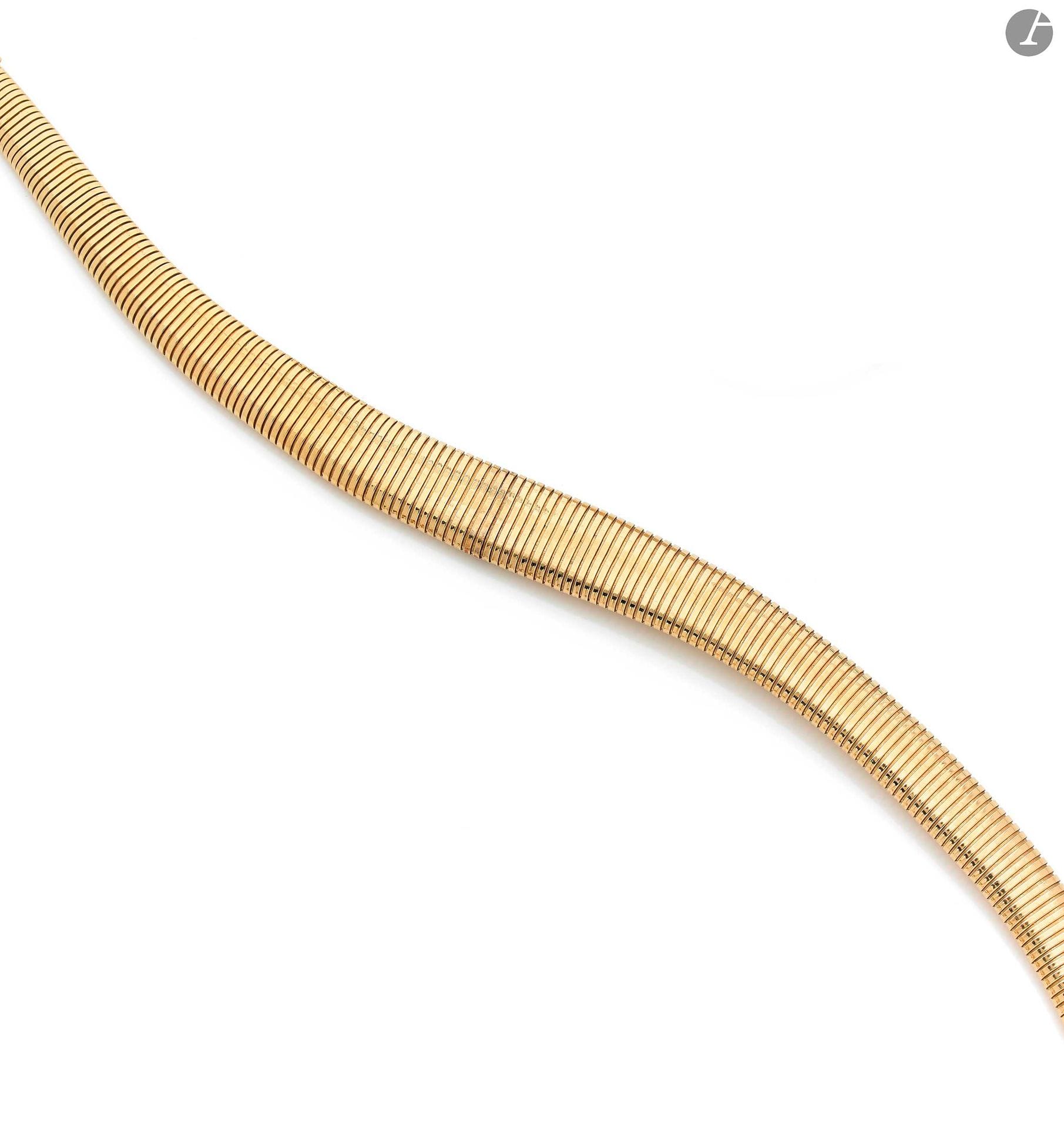 Collier tubogaz plat en or 18K (750) en chute. Travail du XXe siècle. Longueur : 41 cm environ. Poids : 73,6 g (usures)  .  A tubogaz necklace