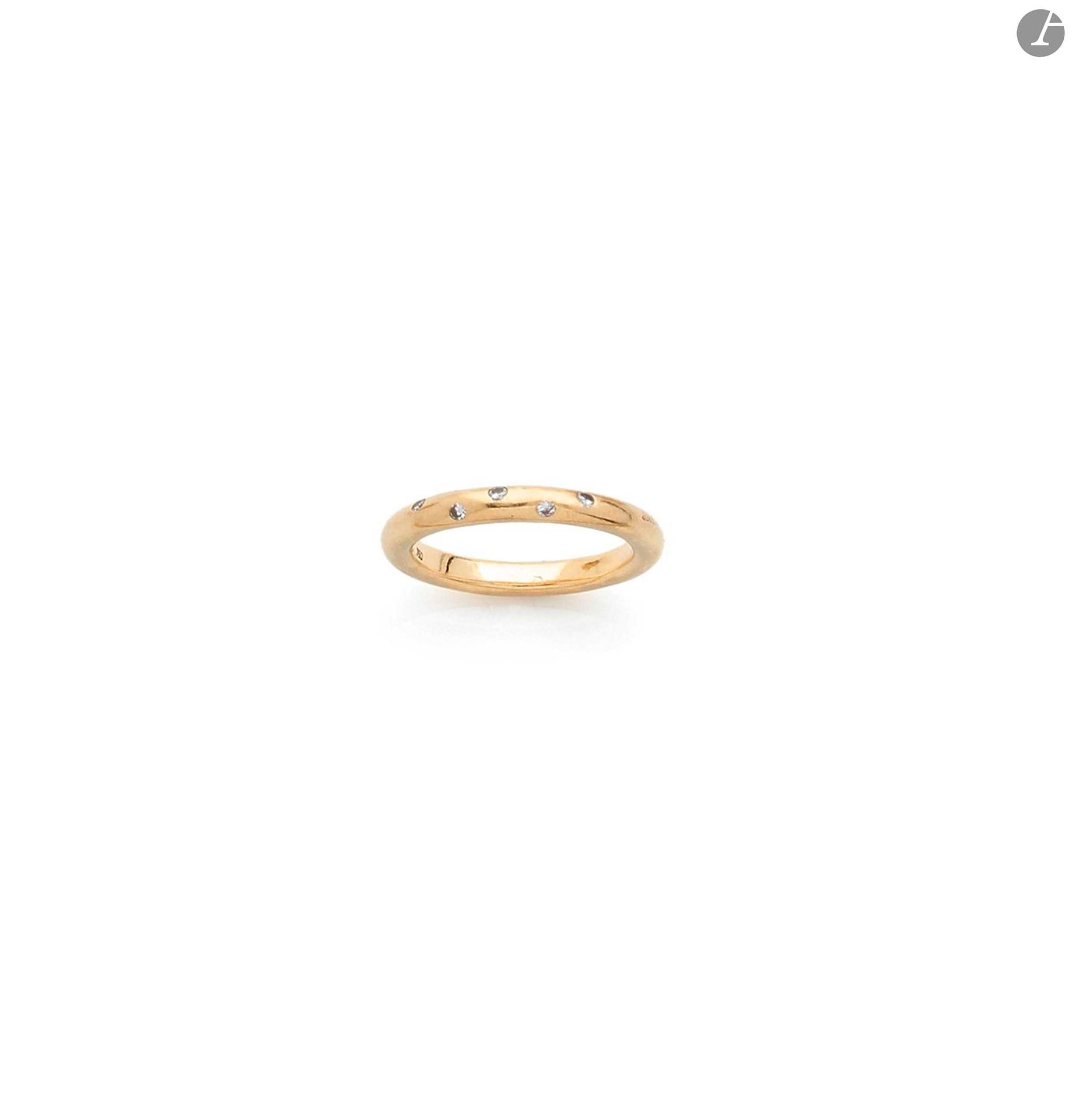 POIRAY. Bague jonc en or 18K (750), piquée de 5 diamants ronds de taille brillant. Signée, traces de numéro. Conservée dans son écrin. Tour de doigt : 51/52. Poids brut : 5 g. A Poiray diamonds ring