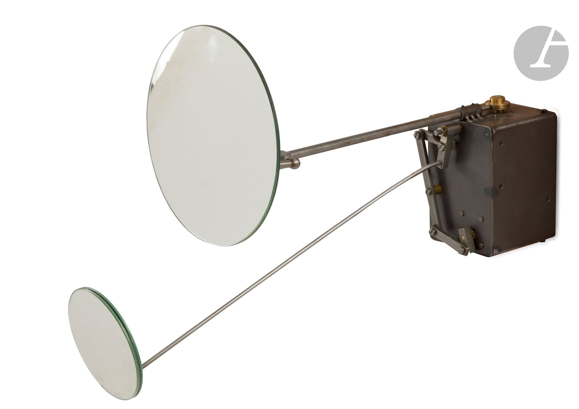 Rebecca HORN [allemande] (née en 1944)
Shadow of the full moon, 1997
Miroirs et moteur électrique.
30 x 22 x 60 cm pour la partie articulée.
Dans sa caisse en bois d’origine avec moteur.

Provenance : 
- Galerie de France, Paris.
- Galerie Thessa Herold, Paris.