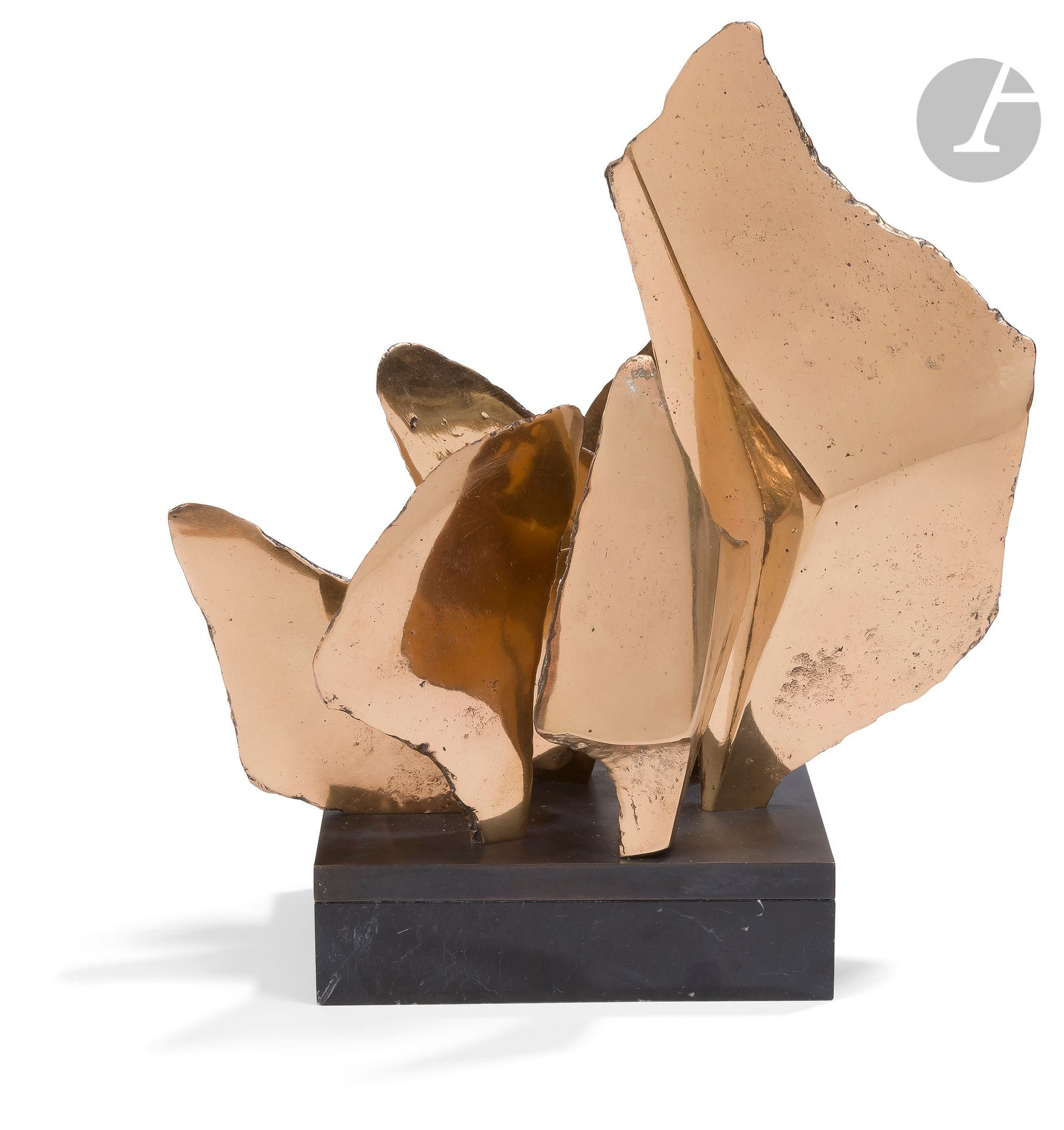 Alicia PENALBA [argentine] (1918-1982)
Petit refuge, 1975
Épreuve en bronze doré.
Monogrammée et numérotée « 43/300 » sur la base.
25 x 23 cm