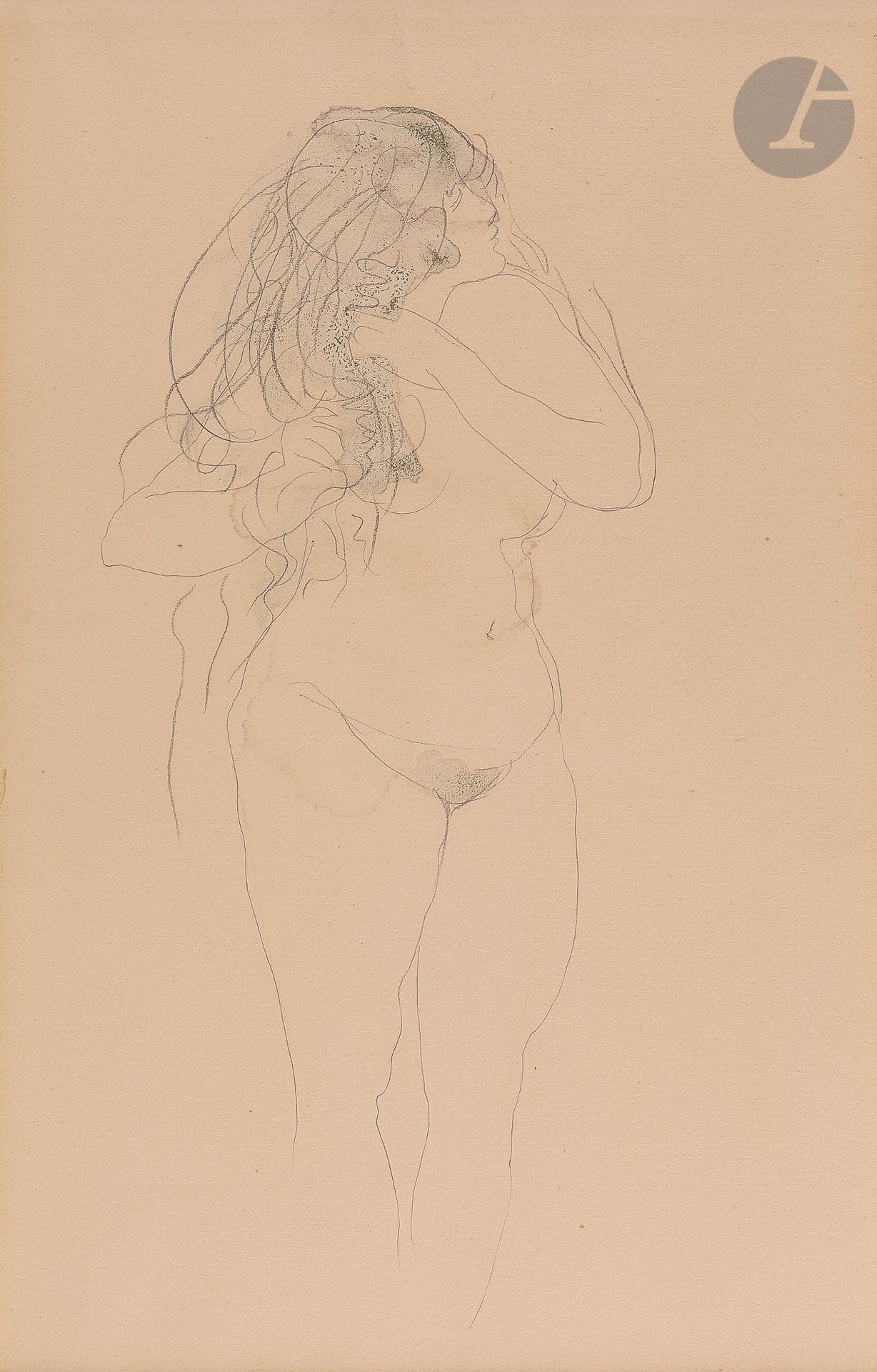 Auguste RODIN (1840-1917)
Femme nue se coiffant, vers 1890-1896
Graphite et aquarelle sur papier vélin. 
32 x 25,5 cm

Provenance :
Collection Maurice Fenaille. Par descendance.

Un certificat de Madame Christina Buley-Uribe sera remis à l’acquéreur 

«Dans les années 1890, après une décennie de travail sur sa Porte de l’Enfer et une production abondante de dessins d’imagination d’après Dante, Rodin se tourne vers l’observation directe du nu féminin. Il réalise alors des centaines de dessins de modèles déambulant le plus naturellement possible dans son atelier, ce qui lui permet de saisir « une infinité de gestes jamais vus, toujours négligés, et il apparut que les forces expressives qui en émanaient étaient immenses. » (Rilke). Rodin travaille sans idée préconçue, exploitant les points de vue qu’offre spontanément le modèle. « Il demande à ses modèles une espèce de présence animale et de paradis en mouvement sans la contrainte de la pose : « Ne faites pas semblant de vous coiffer ; coiffez-vous » disait-il. Rodin procède dès lors, toujours, en deux temps : sur une page de carnet il exécute d’abord un croquis rapide, sans regarder sa feuille, les yeux en permanence posés sur son modèle. Il en résulte un dessin « instantané » dont il se sert ultérieurement comme d’une matrice. Dans un deuxième temps, en effet, il décalque la figure sur des papiers de qualité plus épais, en épurant les lignes, en la simplifiant ou en la complétant au besoin, et en la redéfinissant à l’aquarelle. La méthode qu’il invente alors à partir du modèle libre de ses mouvements, lui permet de réaliser à la fois un dessin vibrant et maîtrisé. 

Maurice Fenaille (1855-1937), grand collectionneur et mécène de Rodin, dont il collectionne les dessins très tôt, ne s’y trompe pas lorsqu’il acquiert ce puissant dessin de Femme nue se coiffant. Conservé avec soin dans la famille depuis, il a gardé toute sa fraîcheur. En 1897, Fenaille finance la publication de l’Album Goupil dit Fenaille, un ensemble de reproductions de luxe de dessins « noirs » de Rodin inspirés de la Divine Comédie. Il se peut que notre dessin fasse partie des nus féminins de la production plus récente de Rodin. 

On comprend le processus créatif qui a permis la réalisation de notre dessin à partir d’un premier jet conservé au musée Rodin. Il s’agit du verso d’un croquis de Femme nue debout aux cheveux dénoués (H. 23, 5 x L. 18, 5) dont on perçoit la rapidité d’exécution, « à l’aveugle » (D 2814). 

Rodin a transposé le dessin assez sommaire de son modèle se coiffant en le recentrant dans une feuille de plus grand format de manière plus ou moins fidèle. On remarque que l’admirable profil de jeune femme, déjà saisi dans le dessin préparatoire, est soigneusement repris dans le dessin de Fenaille ; et les jambes coupées par le bord de la feuille (D. 2814 verso) sont redessinées telles quelles dans le dessin définitif, laissant les jambes comme inachevées. Dans le même esprit, les lignes dédoublées du bras et du ventre, sont exécutées à la manière depentimenti, ce qui donne l’impression d’une parfaite spontanéité du geste de l’artiste, comme s’il s’agissait d’un croquis rapide exécuté sur le vif. La chevelure, désormais bouclée et abondante au point d’atteindre le haut de la cuisse, est devenue ici, avec le pubis, le principal sujet du dessin : les deux sont délicatement rehaussés d’une aquarelle légèrement bleutée. 

On sait que Rodin n’exposera ses dessins que quelques années plus tard, frappant durablement toute une génération d’artistes tels que Klee, Matisse ou Picasso. Écoutons le peintre belge Henri Evenepoel, en découvrant en 1899 un dessin semblable chez Georges Clemenceau, qui le décrit ainsi : « Je le trouve très curieux ! Il est assez lâché, fait au trait du bout du crayon : un nu de femme qui se penche, avec la tache des cheveux et des génitaux indiquée brutalement à l’aquarelle ! Pour le vulgaire ce n’est rien, mais j’y sens admirable de la vie, de la chair. »
Christina Buley-Uribe, Octobre 2022