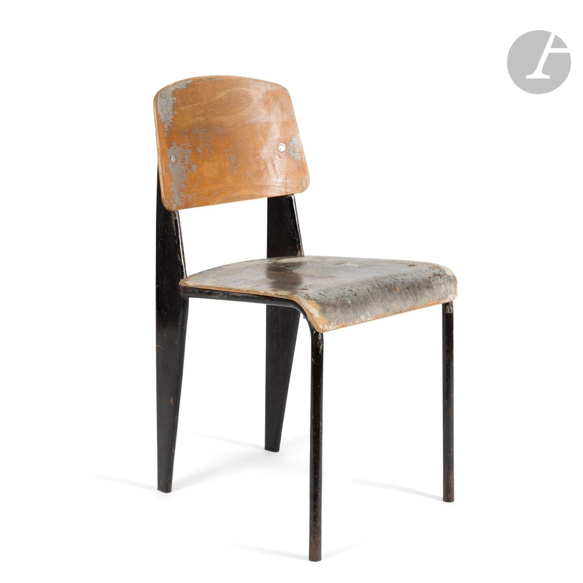 JEAN PROUVÉ (1901-1984) – COLLECTION RAOUL PASTRANA (NÉ EN 1933) ARCHITECTE, COLLABORATEUR DE JEAN PROUVÉ DE 1962 À 1964
N° 305 (chaise semi-métallique) dite aussi Métropole N° 305 dite communément Standard, le modèle conçu en [1950], déclinaison d’un modèle initié en [1934]
Chaise semi-métallique.
Piétement arrière formant montants de dossier en tôle d’acier pliée et laquée noir. 
Piétement avant et structure d’assise en tube cintré et laqué noir. 
Dossier et assise en contreplaqué de hêtre thermoformé.
Le dossier complet de ses pastilles de fixation en aluminium.
État d’usage, accidents et manques, l’assise et le dossier peints argent non d’origine, sauts de laque noirs épars, manquent les pastilles en aluminium sur l’assise et les patins sous les pieds.
Hauteur : 80,5 cm – Largeur : 40,5 cm – Profondeur : 47 cm

Provenance :
Raoul Pastrana (né en 1933), architecte, collaborateur de Jean Prouvé de 1962 à 1966.

Bibliographie :
- Collectif – Union des Artistes Modernes – 1930-1955 - Les formes utiles – Éditions des Salons des Arts Ménagers, Paris, 1956. Modèles identiques reproduits page 113.
- Peter Sulzer – Jean Prouvé œuvre complète, vol.3, 1944-1954 – Éditions Birkhäuser, Bâle, 2005. Des modèles identiques et des plans reproduits pages 208 à 211.
- Patrick Favardin – Le Style 50 – Un moment de l’art français – Éditions Sous le Vent-Vilo, Paris, 1987. Des modèles identiques reproduits page 28.
- Yvonne Brunhammer et Guillemette Delaporte – Les styles des années 30 à 50 – Les Éditions de l’Illustration, Baschet & Cie, Paris, 1987. Modèle identique reproduit page 110.