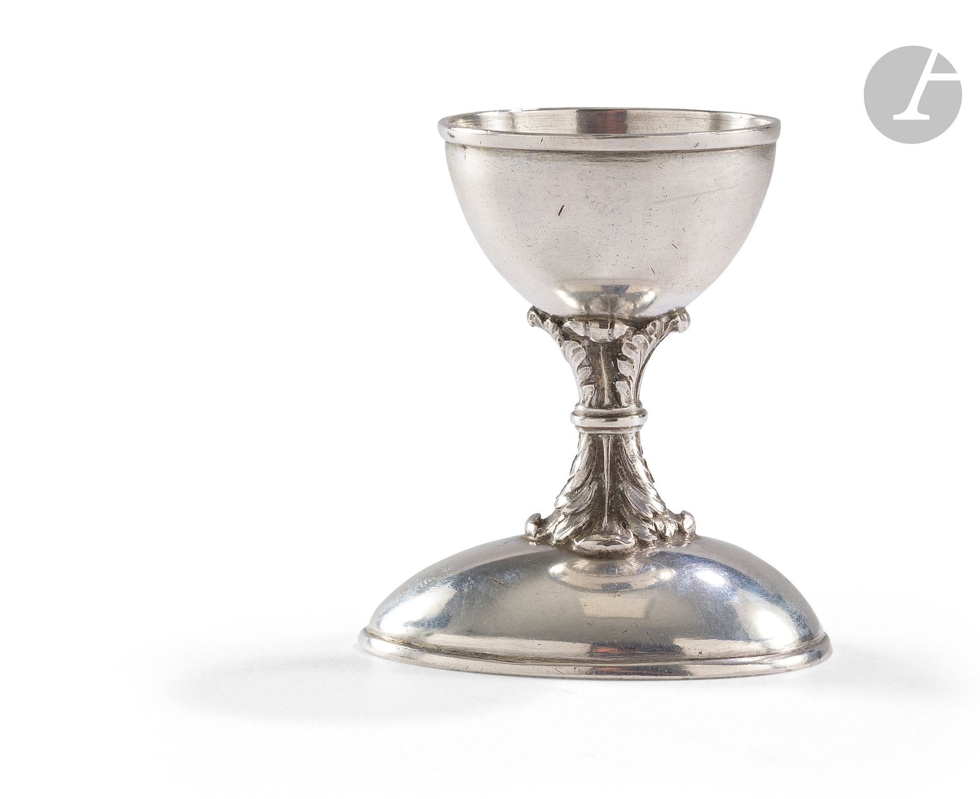 PROBABLY FRANCE END OF THE 18th CENTURY
Silver egg cup with double container. The shaft representing a sheaf of leaves linked in its center by a rush. The high and low borders are molded with rows of nets.
Marked : no mark of origin
Weight : 102 g - height : 6,6 cm