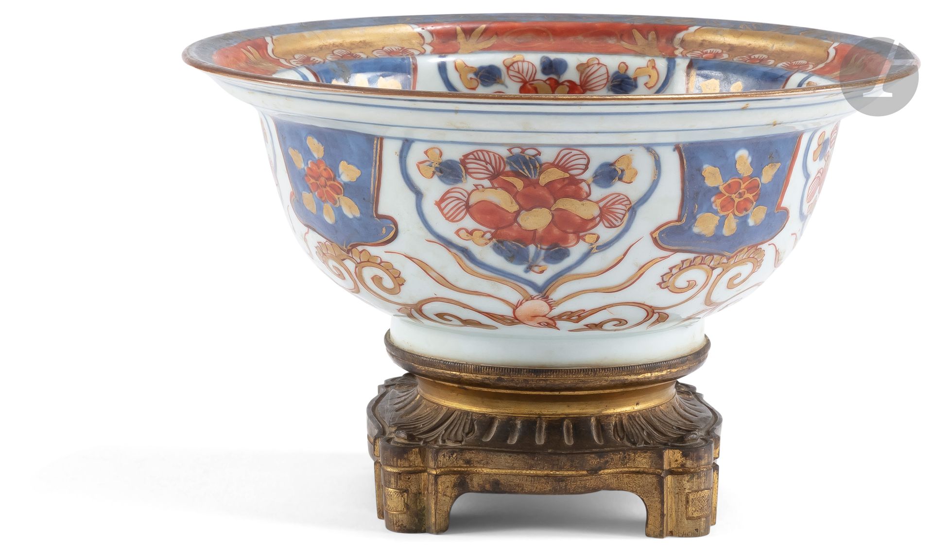 Japan
Circular porcelain bowl with blue, red and gold Imari decoration of coat of arms, lambrequins, flowers and birds.
18th century. 
Square base in gilt bronze.
H. : 12 cm, D. : 19 cm