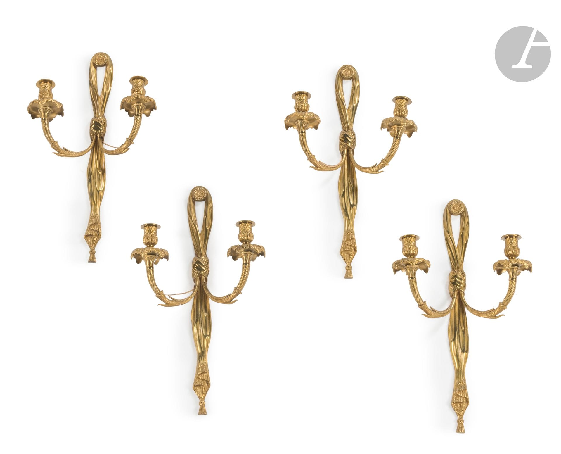 
Suite de quatre appliques en bronze doré à deux lumières et passementerie.

Style Louis XVI.

H. : 50 cm, L. : 29 cm
