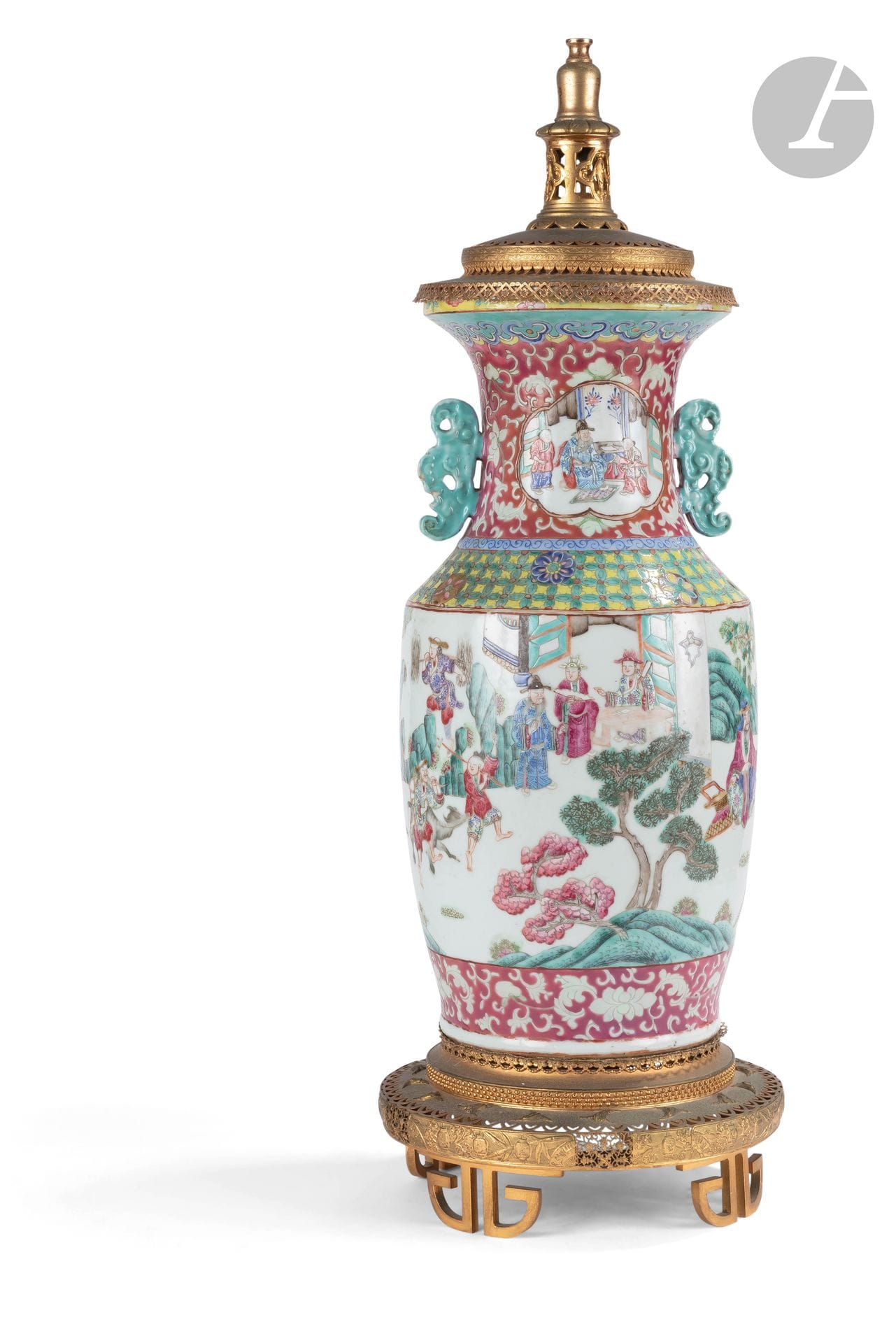 Grand vase de forme balustre en porcelaine de Chine de la Famille Rose du XVIIIe siècle, à monture de métal doré ajourée dans le goût de l’Extrême - Orient ; (accidents et manques).
Seconde moitié du XIXe siècle.
H. : 73 cm