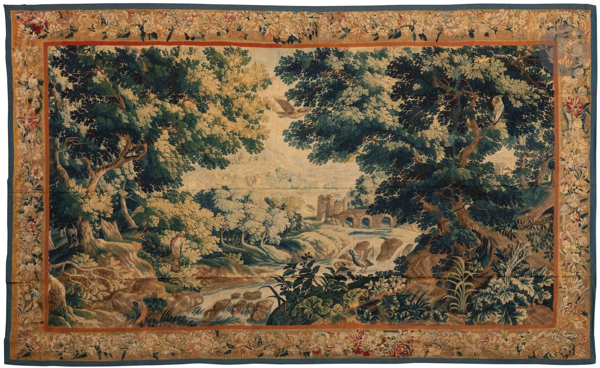 Manufacture de Bruxelles du XVIIIe siècle en laine et soie
Tapisserie verdure en laine et soie
Exceptionnelle verdure à décor d’une importante rivière traversée par un pont à trois arches à côté duquel se trouve un important château fort sur un fond de verdure et de forêt dans laquelle s’égayent de nombreux volatiles multicolores. Très importante bordure à guirlandes de fleurs multicolores. Petit galon marron intérieur rapporté ainsi qu’un galon bleu tout autour.
Très belles couleurs, réparations d’usage en particulier dans à bas de la bordure du haut, probablement légèrement diminuée.
302 x 460 cm

Provenance : 
Ancienne Collection Chevalier