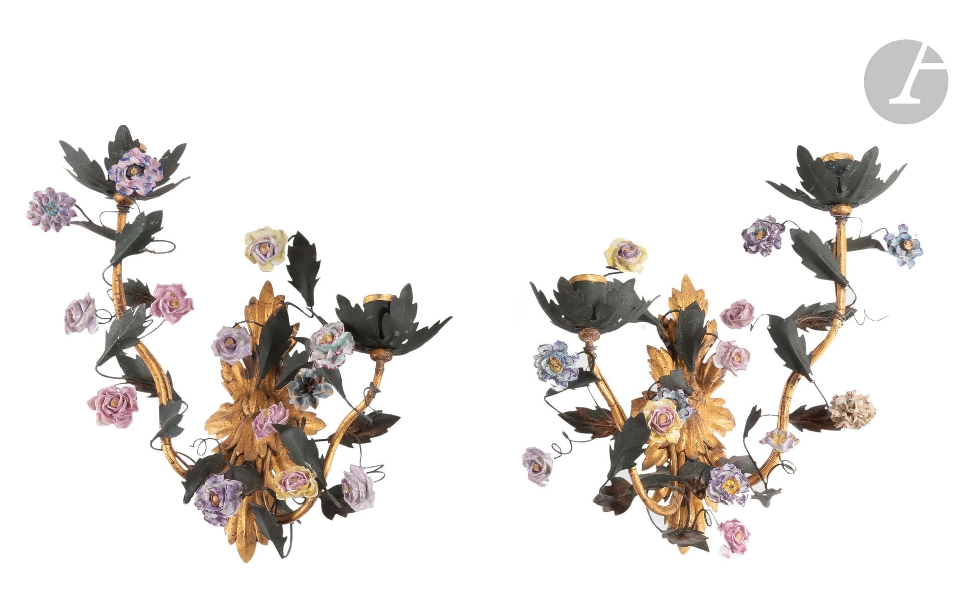 Deux paires d’appliques en bronze et tôle laqués et dorés à deux lumières et décor de fleurs de porcelaine ; (accidents et manques).
Style Louis XV, XIXe siècle.
H. : 36 cm, L : 27 cm ; H. : 28 cm, L. : 28 cm
