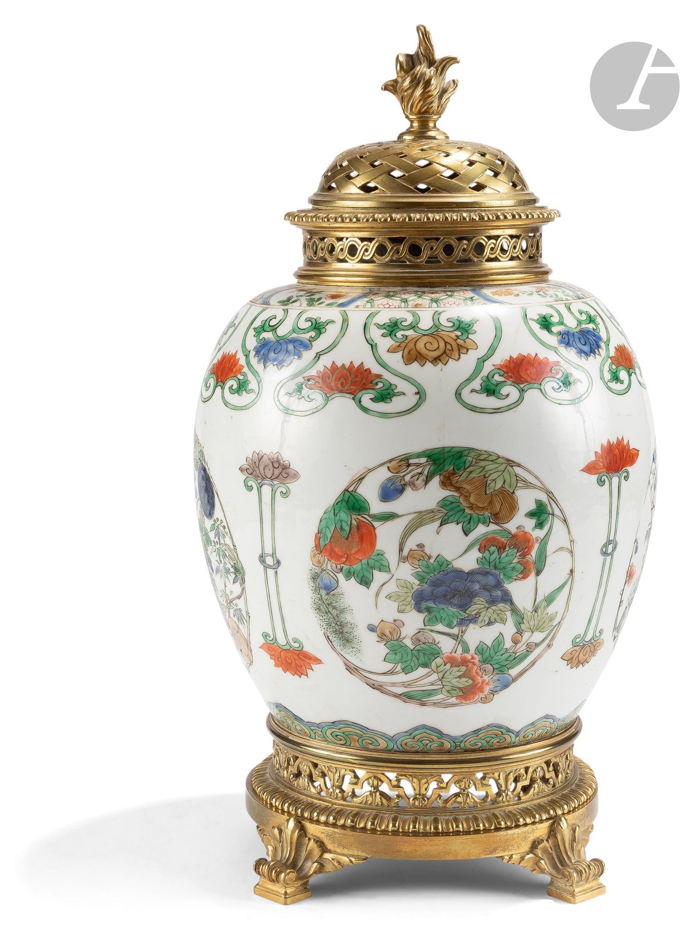 Vase pot - pourri en porcelaine de Chine famille verte du XVIIIe siècle, à monture de bronze doré ajourée d’entrelacs et treillages, reposant sur une base à frise de godrons et pieds en volute ; (usures).
Époque Napoléon III.
H. : 37 cm