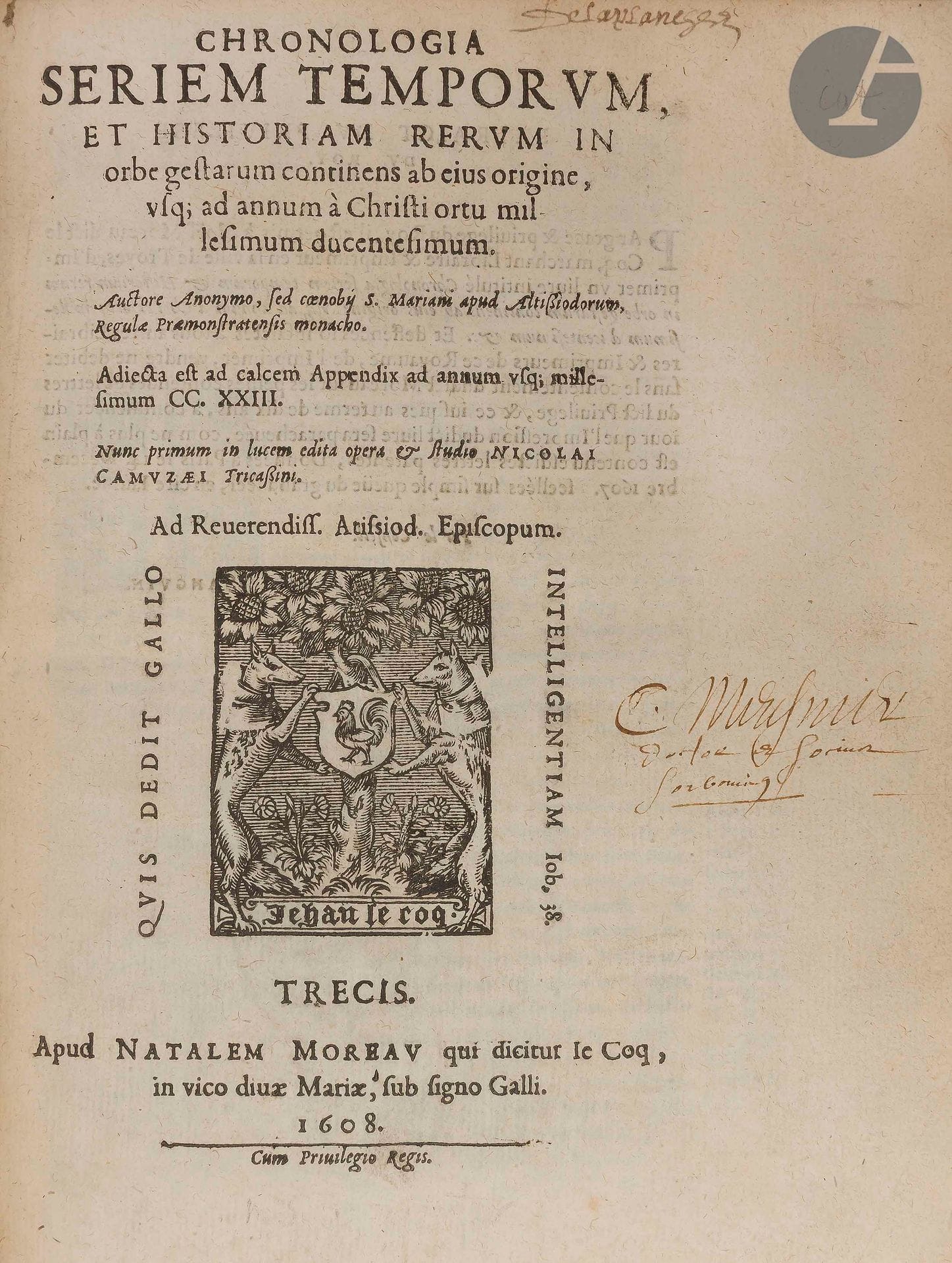 ROBERT D’AUXERRE.
Chronologia seriem temporum, et historiam rerum in orbe gestarum continens ab eius origine, usq; ad annum à Christi ortu millesimum ducentesimum.
Trecis : Natalem Moreau [Troyes : Noël Moreau], 1608. — In-4, 221 x 170 : (2 ff.), 113 ff., (3 ff.). Maroquin prune à long grain, double filet à froid en encadrement sur les plats, dos à nerfs orné de filets à froid, roulette dorée intérieure, tranches dorées (Closs). 

Édition princeps publiée par les soins de l›historien Nicolas Camusat (1575-1655), de l›importante et célèbre chronique universelle de Saint-Marien, couvrant la période allant de la création du monde à 1211.

Ce texte est habituellement attribué au chroniqueur Robert d’Auxerre (vers 1156-1202), chanoine à l’abbaye Saint-Marien d’Auxerre. Certains en donne la paternité à Robert Abolant, moine dans la même abbaye. Quoi qu’il en soit, cette chronique reste l’une des plus importantes et des plus précieuses pour l’Histoire de France sous Philippe Auguste, proposant également des informations d’un grand intérêt sur les croisades, les affaires d’Orient, etc.

L’édition est dédiée à l’évêque d’Auxerre François de Donadieu (vers 1559-1640). Elle a été imprimée sur les presses troyennes de Noël Moreau qui avait pris en charge l’atelier fondé à Troyes par Jean Lecoq (1509-1533). On retrouve sa belle marque au nom de Lecoq sur le titre et sur le dernier feuillet. Le texte est en outre décoré de jolies lettrines à fond criblé.

Dos passé. Quelques traces de frottements sur les plats. Les gardes sont chargées de notes des XIXe et XXe siècles sur l’ouvrage.
Provenance : Delaplanche ou De La Planche, avec signature autographe de l’époque sur le titre. - C. Meusnier, docteur en Sorbonne, avec ex-libris manuscrit sur le titre : « C. Meusnier doctor et socius sorbonicus » (XVIIe siècle). - Comte L. de B., avec ex-libris. - F. Chandenier, avec ex-libris. - Pierre Barbier, avec cachet et signature datée « Auxerre, 18 novembre 1931 ». - Société des amis de Guérande, avec cachet sur la première garde blanche.