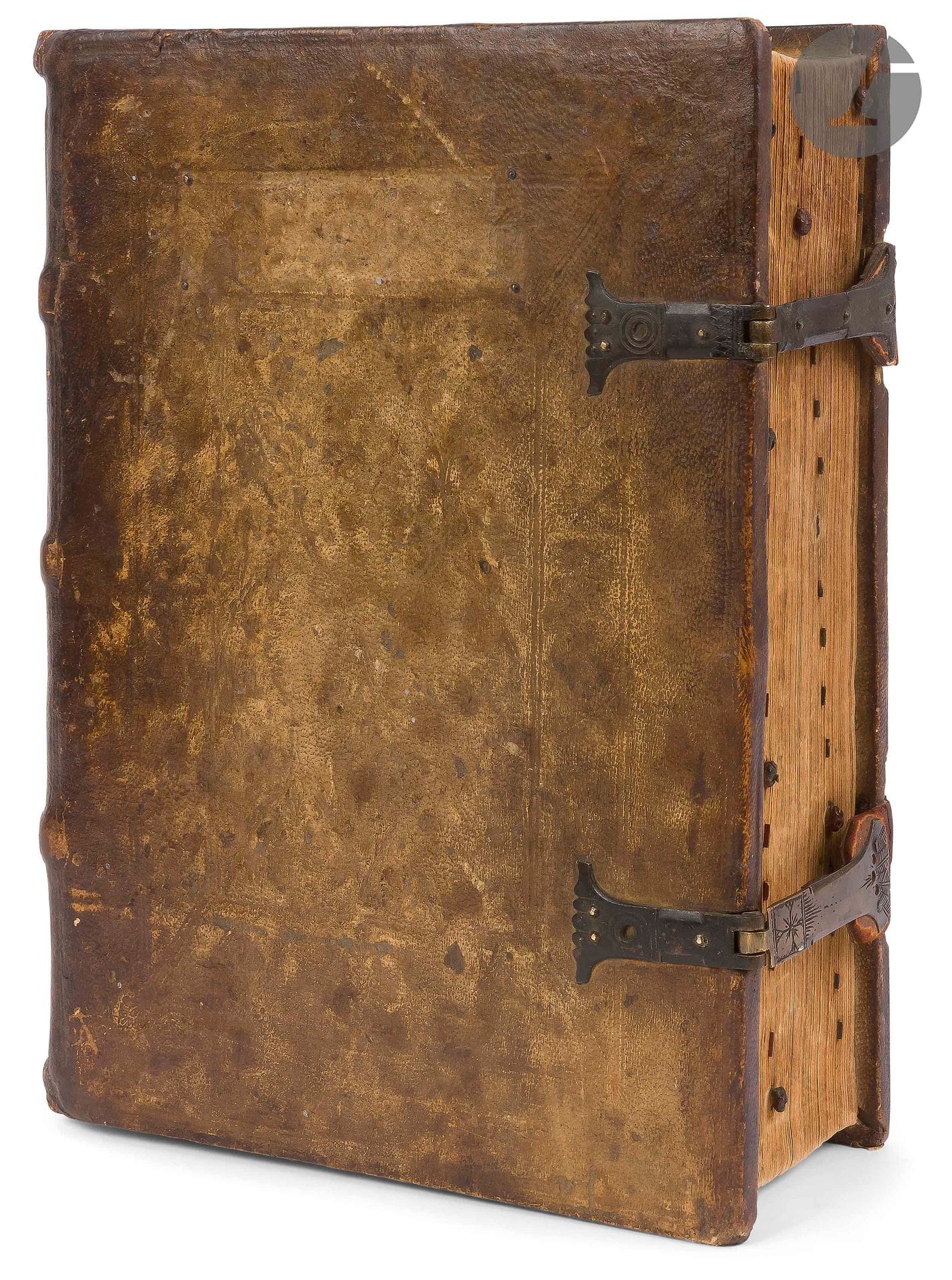 TEMESVARI (Pelbárt).
Aureum Rosariu(m) Theologie ad Sente(n)tiar(um) quattuor libros pariformiter Quadripertitu(m).
Haguenau : Johann Rynmann, Henri Gran, 8 novembre 1503-15 mai 1504. — 2 parties (sur 4) en un volume in-folio, 282 x 205 : (168 ff. dernier blanc) ; (250 ff.). [sig. a-e8 f6 g-n8 o6 p-q8 r6 s-t8 v6 x-y8 ; a-d8 e6 f-n8 o6 p-q8 r6 s-t8 v6 x-y8 z6 A-B8 C6 D-E8 F6 G-K8]. Basane blanche sur ais de bois, filets à froid en encadrement et motifs de rinceaux à froid sur les plats, dos à nerfs, fermoirs en laiton et cuir, signets dépassant de la gouttière (reliure de l’époque). 

Édition originale peu courante des deux premiers volumes sur les quatre qui composent cette importante œuvre du père franciscain et prédicateur Pelbárt Temesvári (1435?-1504). Seul le premier parut du vivant de l›auteur, les autres furent respectivement publiés le 14 mai 1504, le 2 août 1507 et le 2 décembre 1508.

Temesvári était une figure renommée parmi les écrivains de l’époque. Il publia plusieurs œuvres dont celle-ci qui est une encyclopédie théologique, comprenant notamment des discours sur les psaumes.

L’impression de ces deux premiers volumes est due à l’imprimeur haguenovien Henri Gran (1489-1523/24). Le texte est en caractères gothiques, imprimé sur deux colonnes de cinquante-huit lignes.

Il est très rare de trouver un exemplaire complet de ses quatre parties. La plupart de ceux que l’on trouve dans les bibliothèques publiques sont d’ailleurs incomplets.

Exemplaire de choix, conservé dans sa reliure de l’époque, entièrement rubriqué en rouge et bleu, certaines lettrines comprenant un décor filigrané. La gouttière a conservé une partie des signets d’origine. Sur le premier plat on distingue l’emplacement de l’étiquette que servait à l’époque à identifier l’ouvrage. Il reste les quatre pointes qui tenaient certainement le mica qui recouvrait l’étiquette.

Fermoirs, dos et charnières entièrement restaurés. Les deux pièces métalliques des fermoirs ne sont pas identiques. Quelques rares trous de vers sans gravité.