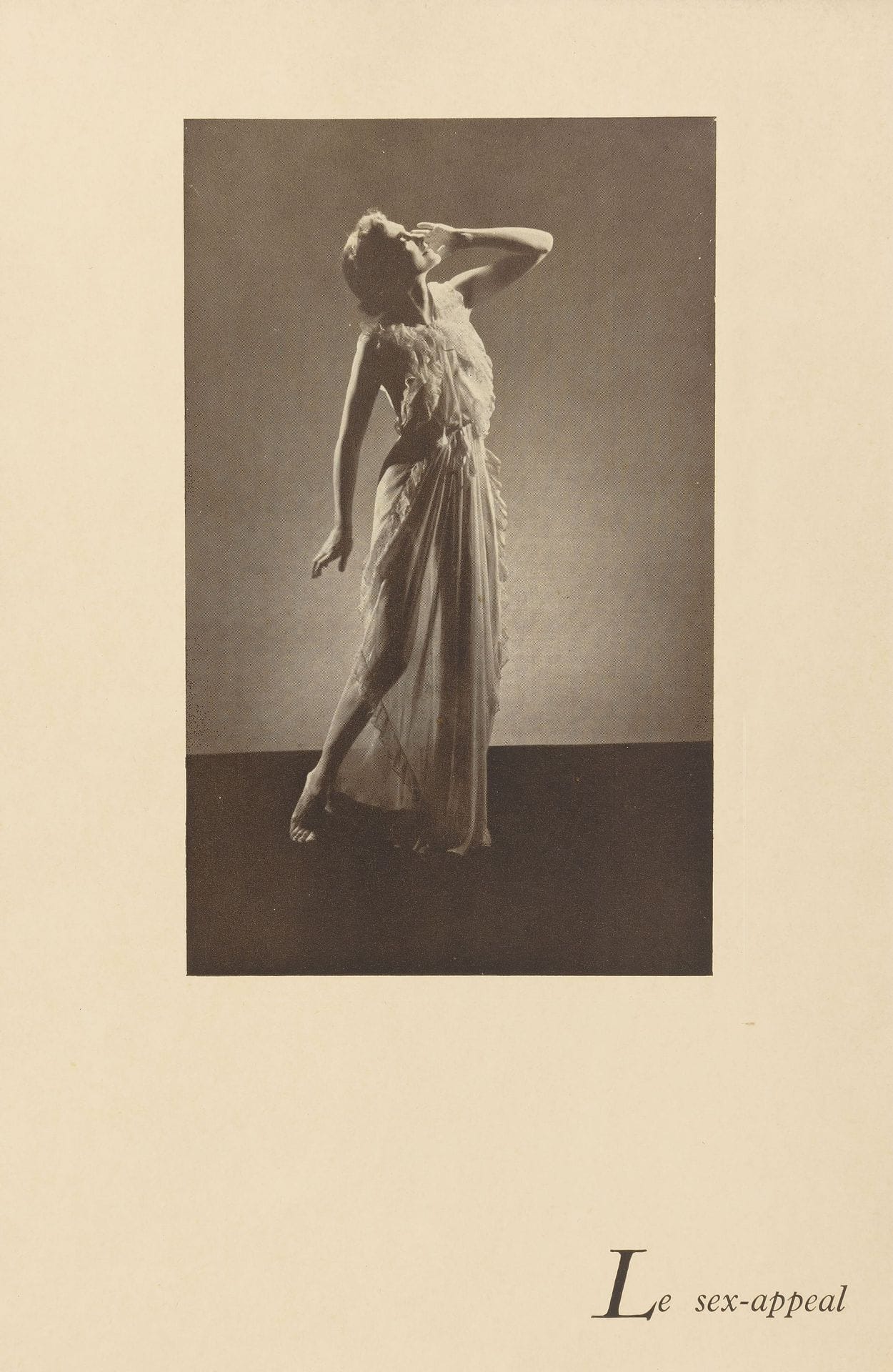 MAN RAY.
Photography is not art.
Paris : GLM, 1937. - In-8, 245 x 161 : (5 ff.), 12 plates, double cover, openwork and printed. In sheets. 

First edition including a foreword by André Breton composed in the form of a poem entitled Convulsionnaires, and twelve photographs by MAN RAY (1890-1976) reproduced in black on beige glossy paper.
One of the great surrealist books published by Guy Lévis Mano.
No edition announced.
Printed cover insolated at the level of the author's name.






