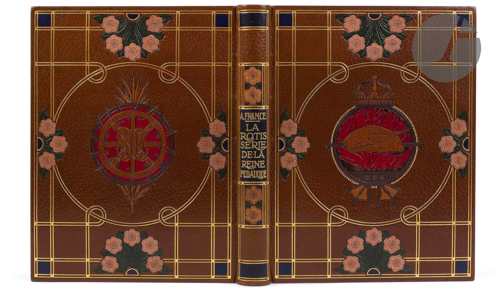 FRANCE (Anatole) - LEROUX (Auguste).
La Rôtisserie de la reine Pédauque.
Paris : Édouard Pelletan, 1911. — In-4, 270 x 206 : portrait, (3 ff. deux premiers blancs), 442 pp., (3 ff. deux derniers blancs), couverture imprimée. Maroquin havane, plats ornés d’un encadrement fait de doubles filets dorés se croisant et formant des compartiments, d’une pièce carrée de maroquin bleu foncé aux angles et d’une composition florale de maroquin vert foncé et vieux rose aux quatre points cardinaux ; au centre, dans un cadre rond, figure une composition mosaïquée, représentant sur le premier plat une volaille en train de rôtir dans un feu, et sur le second plat les initiales SC dans deux cadres havane et noir sur fond rouge, entourés d’épines ; dos lisse orné dans le même esprit, encadrement de maroquin havane à l’intérieur, orné de filets dorés et de motifs mosaïqués comme sur les plats, doublures et gardes de soie moirée vert foncé, doubles gardes, tranches dorées sur témoins, couverture et dos conservés, étui (Noulhac - A. Giraldon. 1912). 

Édition de luxe, tirée à 444 exemplaires, illustrée de plus de cent-quatre-vingts compositions d›Auguste LEROUX (1871-1954), dont un portrait hors texte de l›auteur et dix-sept figures à pleine page en couleurs ou en bistre, gravées sur bois par Duplessis, Ernest Florian, Eugène et Émile Froment, Gusman et Perrichon.

Un des 47 exemplaires numérotés sur chine fort au format in-4 carré.

Exemplaire enrichi d’un dessin original de Leroux, signé des initiales de l’artiste, présenté sous passe partout et relié en tête, ainsi que du prospectus de parution.

Somptueuse reliure de l’époque de Henri Noulhac dont le décor a été dessiné par Adolphe Giraldon.

Cet artiste fut l’un des premiers illustrateurs à proposer des dessins destinés à la décoration des reliures. Celles revêtant un de ses décors sont de ce point de vue fort intéressantes pour l’histoire de la reliure française en particulier et celle du livre en général. Effectivement, « las des décors rétrospectifs, les amateurs devinrent plus exigeants et demandèrent plus volontiers à un artiste décorateur qu’à un relieur de confectionner une composition plus directement inspirée de la nature même de l’ouvrage qu’il s’agissait d’habiller » (Giraldon, un artiste du livre, 2017, p. 243).

Giraldon collabora avec Paul Affolter, René Aussourd, Georges Canape, Georges Cretté, David, Léon Gruel, René Kieffer, Robert Joly, Charles Lanoë, Marcellin Lortic, Mercier, Charles Meunier et bien sûr Henri Noulhac. Ce dernier fut d’ailleurs l’un des relieurs qu’il apprécia le plus, et réciproquement. Noulhac lui demanda d’ailleurs de prendre sa fille Madeleine comme collaboratrice afin de surveiller son éducation artistique. Cette collaboration porta ses fruits car un grand nombre de reliures de Noulhac furent par la suite réalisées avec sa fille qui signa les décors.

Exemplaire parfaitement conservé.