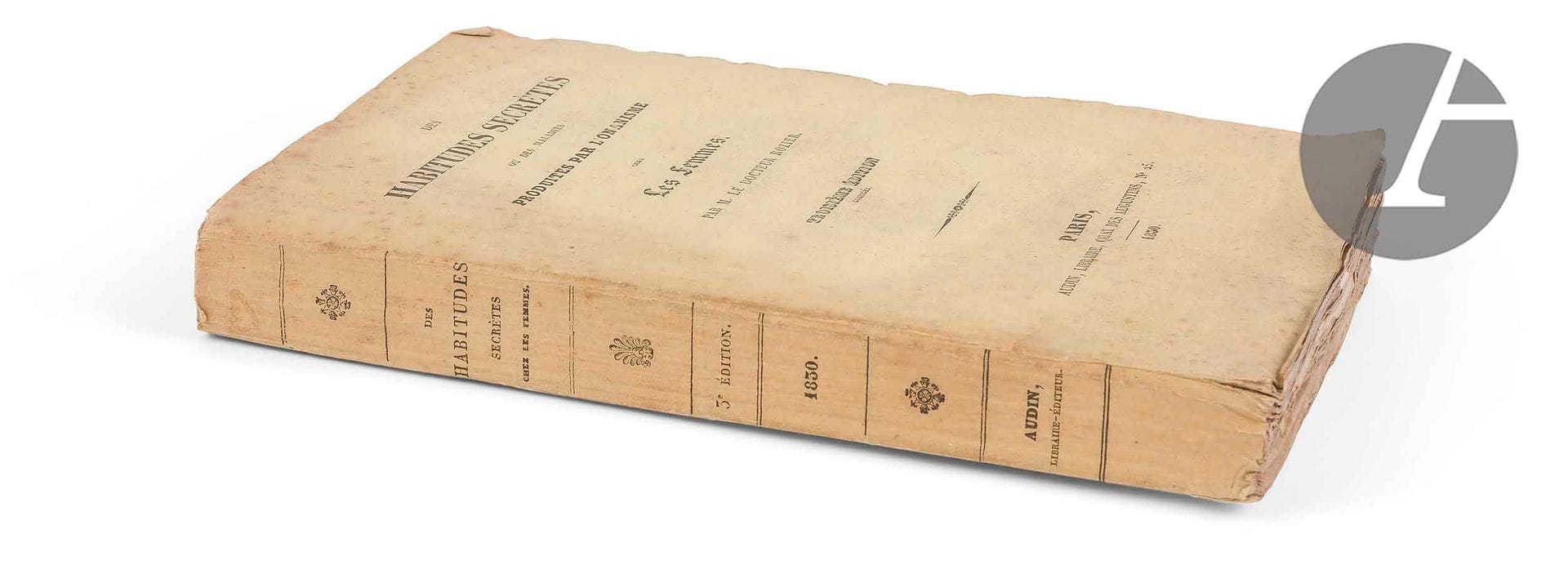 ROZIER.
Des habitudes secrètes ou des maladies produites par l’onanisme chez les femmes.
Paris : Audin, 1830. — In-8, 215 x 132 : frontispice, (2 ff.), 321 pp., (1 f.), 3 planches, couverture imprimée. Broché. 

Troisième édition, corrigée, de ce traité sur les méfaits de la masturbation féminine, composé par le docteur Rozier et publié pour la première fois en 1825. Il s’agirait en réalité de la seconde édition du livre puisque tous les exemplaires rencontrés à la date de 1825 portent sans exception la mention de « deuxième édition », mention qui serait à notre avis fictive.

L’auteur donne une suite de lettres adressées à une demoiselle, exposant différents cas tirés de la littérature médicale et de l’expérience de l’auteur, qui ne font que reprendre ceux déjà exposés par Tissot. Il y présente de façon dramatique les maladies et pathologies qu’encourent les filles s’adonnant à la masturbation, résumées dans la seconde lettre : « Les personnes livrées à l’égarement de la solitude… présentent plus ou moins promptement les symptômes de la consomption dorsale ; elles n’ont point dès l’abord de fièvre ; cependant, quoiqu’elles conservent de l’appétit, leur corps maigrit et se consume ; il leur semble que des fourmis leur descendent de la tête le long de l’épine. La marche, de simples promenades même, surtout dans des routes difficiles, les essoufflent, les affaiblissent, leur occasionnent des sueurs, des pesanteurs de tête et des bruits d’oreilles ; il survient des maladies du cerveau et des nerfs, de la stupidité et de l’imbécillité… » (pp. 4-5), et la liste continue.

L’intérêt ou l’originalité du livre réside avant tout dans les quatre illustrations représentant l’état dans lequel peuvent se trouver les femmes s’adonnant à la masturbation et qui ne se trouvaient pas dans l’édition précédente. La gravure placée en frontispice n’est que la représentation allégorique de l’onanisme et de ses conséquences.

Rare exemplaire broché, tel que paru, en grand partie non coupé.
Piqûres et salissures à la couverture. Rousseurs éparses.