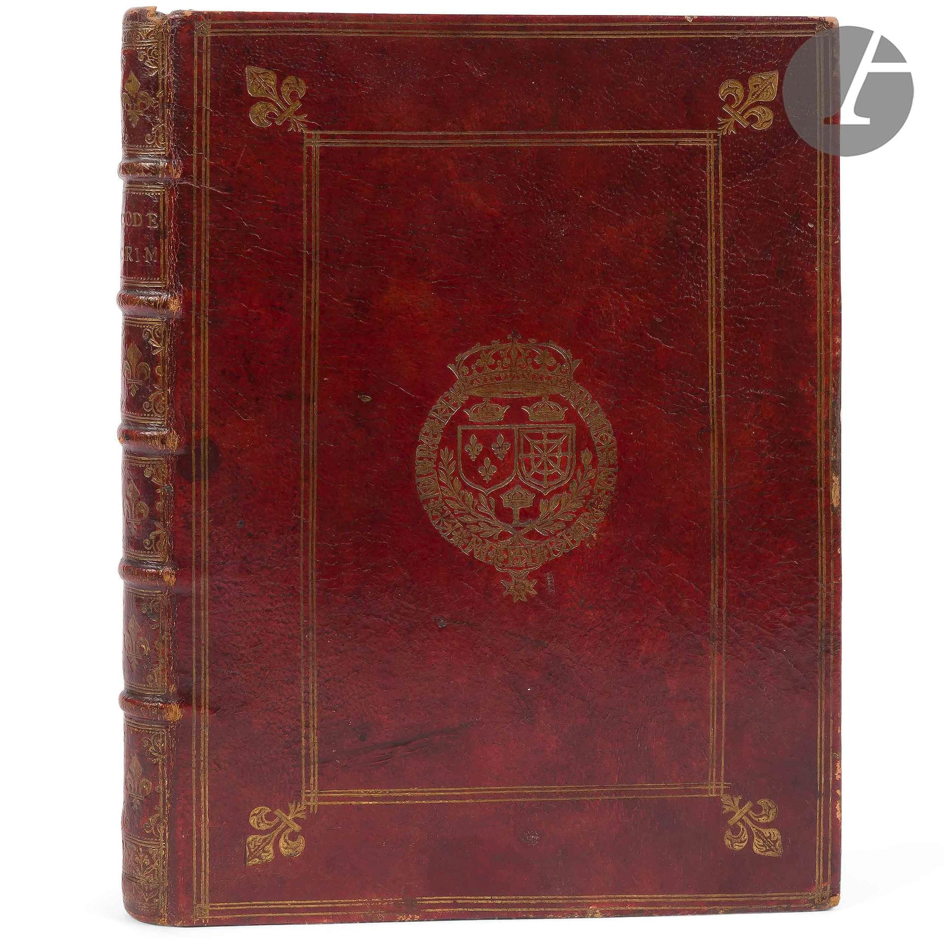 [LOUIS XIV].
Ordonnance de Louis XIV roy de France et de Navarre Donnée à Saint Germain en Laye au mois d’Aoust 1670. Pour les matières criminelles.
Paris : Associez choisis par ordre de sa Majesté pour l’impression de ses nouvelles Ordonnances, 1670. — In-4, 241 x 175 : (4 ff.), 165 pp., (23 ff.). Maroquin rouge, décor doré à la Du Seuil et armes royales dorées au centre sur les plats, dos à nerfs orné de fleurs de lys, roulette dorée intérieure, tranches dorées (reliure de l’époque). 

Édition originale de l›une des plus importantes ordonnances de l›Histoire de France, voulue par Colbert et Louis XIV, enregistrée par le Parlement de Paris le 26 août 1670 et entrée en vigueur au 1er janvier 1671.

Cette ordonnance fait effectivement date car elle constitue la première loi générale de justice criminelle française et le plus important code criminel de l’ancien régime ; elle sera en vigueur jusqu’à la Révolution française, subissant cependant plusieurs réformes au cours des années.

EXEMPLAIRE EN MAROQUIN DE L’ÉPOQUE AUX ARMES DE LOUIS XIV. Il est enrichi d’un placard imprimé petit in-4 du XVIIIe siècle sur les gabelles (déchirures et rousseurs).

Petit manque à la coiffe de tête, frottements d’usage sur les bords des plats, aux coiffes et aux coins, ors du dos et du premier plat ternis. Rousseurs éparses.

Provenance : J. Davesme, avec signature autographe de l’époque au bas de la page 1 - Bibliothèque de Fréchencourt, avec ex-libris - Jean Petit, avec ex-libris -