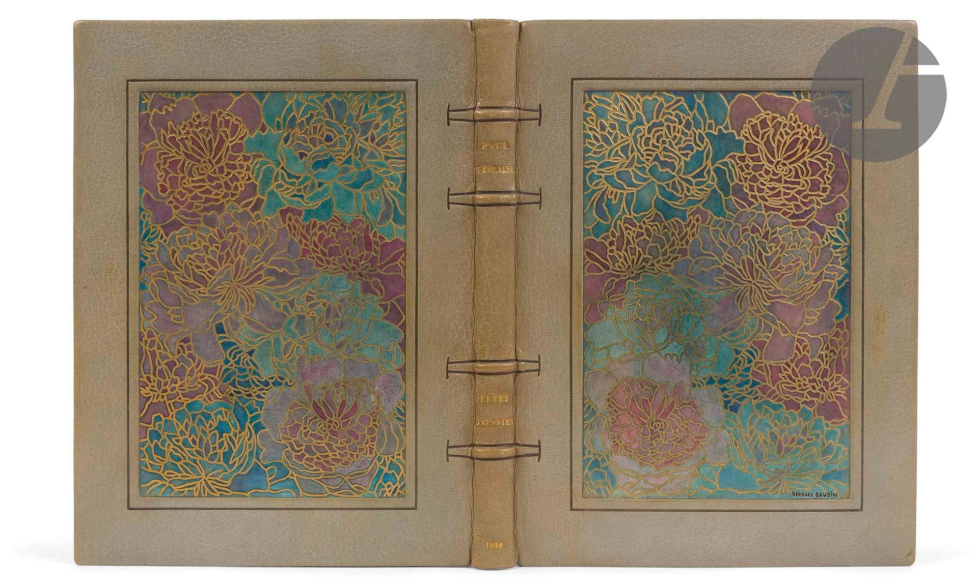 VERLAINE (Paul).
Fêtes galantes.
Paris : R. Helleu, 1919. — In-8, 243 x 177 : 82 pp., (1 f.), couverture illustrée. Maroquin gris, filet à froid encadrant sur les plats une plaque florale sur une pièce de veau, réalisée et coloriée par Georges Baudin, dos à nerfs, encadrement de maroquin gris à l’intérieur, orné de filets dorés, doublures et gardes de soie moirée lilas, doubles gardes, tranches dorées sur témoins, couverture et dos conservés, étui (Ch. Lanoé). 

Édition recherchée, tirée à 335 exemplaires, illustrée de trente-et-une lithographies originales de Charles GUÉRIN plus quelques ornements gravés sur bois par Jules Germain.

Superbe exemplaire, un des 254 sur vélin du Marais, relié par Charles Lanoé, revêtu sur les plats de deux plaques florales identiques mais inversées, réalisées et peintes par le peintre, graveur et relieur Georges BAUDIN (1882-1960) dont la signature figure sur le premier plat.

Dos passé.
Provenance : Robert Beauvillain, avec ex-libris gravé par Charles Jouas (cat. 20 mars 2020, n° 336).