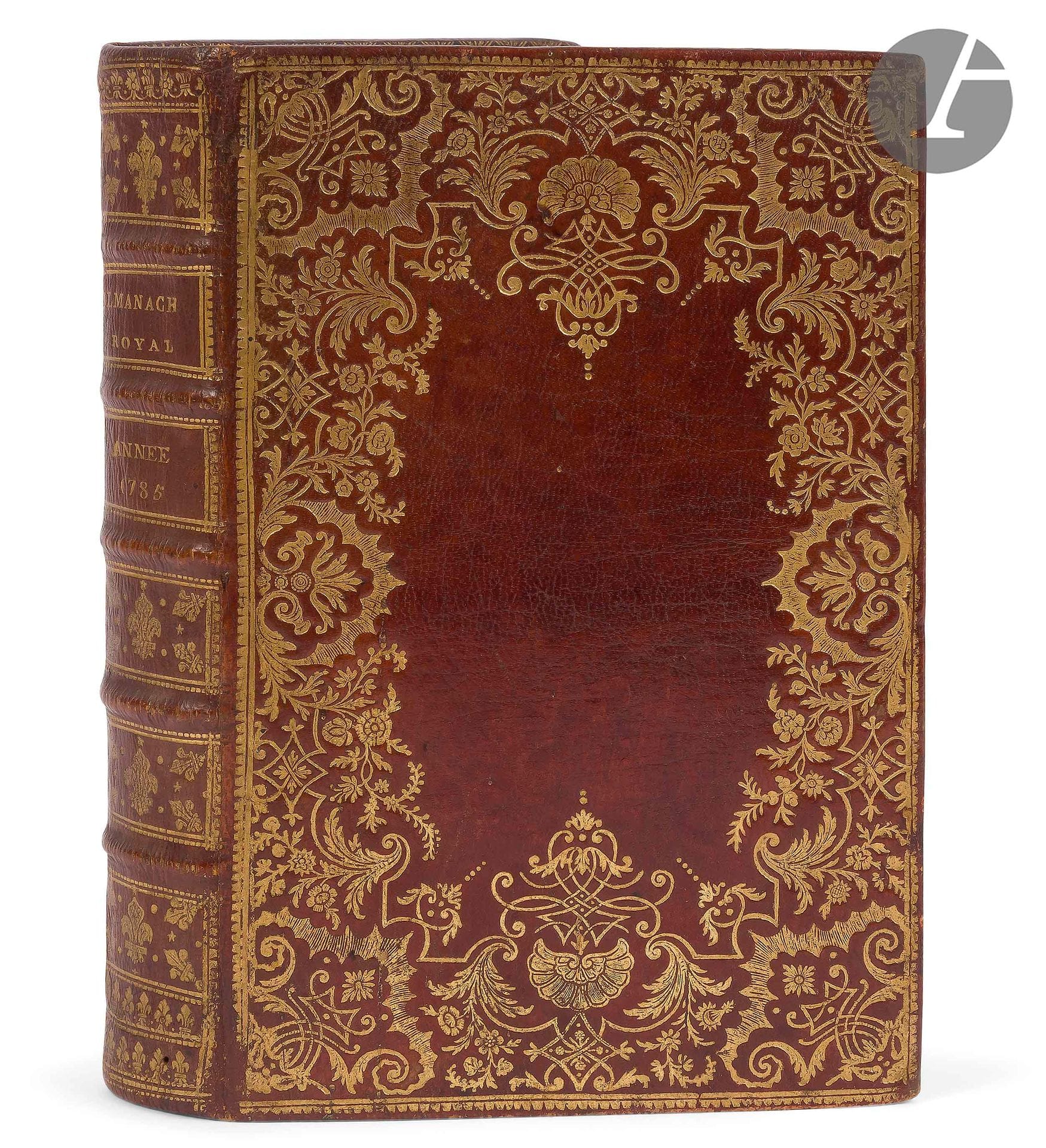 [ALMANACH].
Almanach royal, année M. DCC. LXXXV.
Paris : d’Houry, [1785]. — In-8, 193 x 123 : 684 pp. Maroquin rouge, plaque dorée en encadrement sur les plats, dos à nerfs orné, roulette dorée intérieure, tranches dorées (reliure de l’époque). 

Très bel exemplaire de cet almanach décoré d’une plaque de Pierre-Paul Dubuisson (17..-vers 1762), décrite par Rahir sous le n° 184a (Livres dans de riches reliures, Paris 1910).

Un coin légèrement émoussé sinon exemplaire très bien conservé. On trouve sur les gardes et sur deux interfolios des figures géométriques fantaisistes et maladroites à l’encre et au crayon, faites au XIXe siècle.

Provenance : Louis Langlois, avec ex-libris manuscrit. - Jean-François Marot, avec signature.