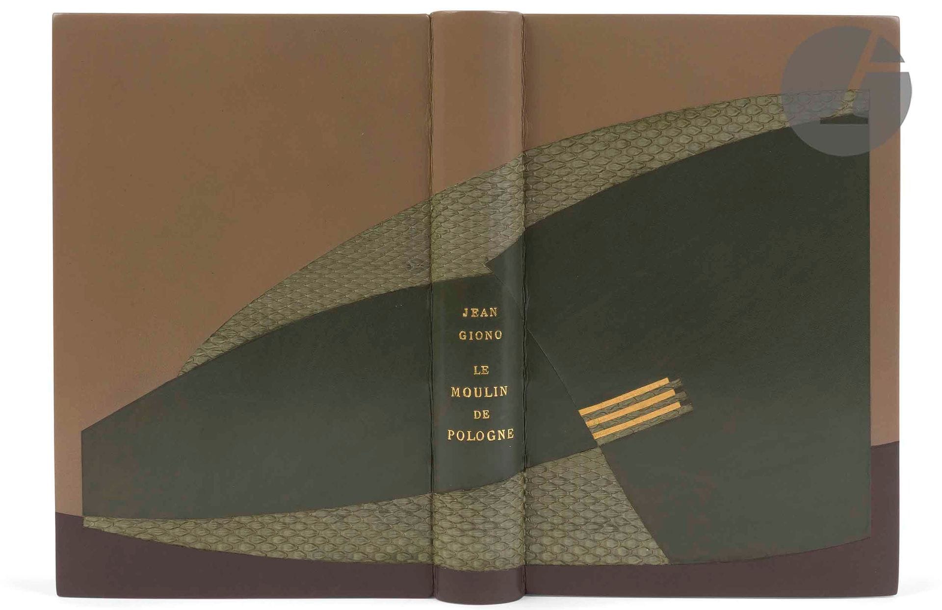 GIONO (Jean).
Le Moulin de Pologne.
Paris : Gallimard, [1952]. — In-8, 185 x 119 : 236 pp., (2 ff. dernier blanc), couverture imprimée. Box gris clair et gris foncé, composition abstraite couvrant une partie des plats et passant sur le dos, composée de pièces de box vert foncé, de peau de serpent au naturel et de trois petites bandes dorées, dos lisse, doublures et gardes de box gris, doubles gardes de papier kromekote peint à la main en passages croisés de vert sur fond noir, tranches dorées sur témoins, couverture et dos conservés, chemise à dos et bandes à recouvrement de box gris, étui (F. Bausart). 

Édition originale de ce roman contant l›histoire d›une famille maudite sur laquelle le destin s›acharne.

« Un curieux livre, qui par plusieurs aspects tranche sur le reste de l’œuvre. Des épigraphes à chaque chapitre, un récit écrit par le narrateur, à peu près pas de paysage, peu de dialogues (...) C’est chez Giono le seul narrateur de ce type, le seul qui dégage une impression de malaise (...) La démesure est ici celle du destin, non des êtres (...) Tout se passe comme si Giono avait cherché à ajuster ensemble des éléments trop hétérogènes pour n’être pas incompatibles » (Pierre Citron. Giono. Éditions du Seuil, 1990, pp. 437-438). Il reçut le prix du meilleur roman français au Grand Prix de Venise du roman international en 1953.

Un des 25 premiers exemplaires sur vergé de Hollande Van Gelder, celui-ci faisant partie des cinq hors commerce.

SUPERBE EXEMPLAIRE EN RELIURE ORIGINALE DE FRANÇOISE BAUSART. Il provient de la collection du bibliophile belge Robert Moureau (1907-1983).

Provenance : Robert Moureau, avec ex-libris (Bibliothèque littéraire Robert Moureau & Micheline de Bellefroid, Ière partie, 3-4 octobre 2003, n° 249).