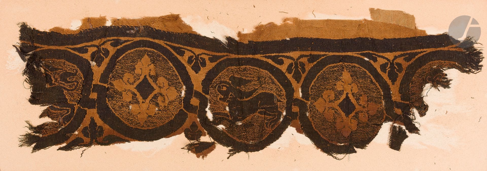 Fragment de tapisserie à décor de lièvres
Tapisserie composée d’une frise de médaillons, motifs alternés de lièvres et de losanges, rythmés par des feuilles trilobées.
Lin et laine noire. Quelques trous.
Égypte, probablement XIe siècle
17 x 62 cm

Provenance : 
Piasa, Paris, 13 juin 2003, lot 227.

A Fragment of an Egyptian Tapestry with Hares, probably 11th century
