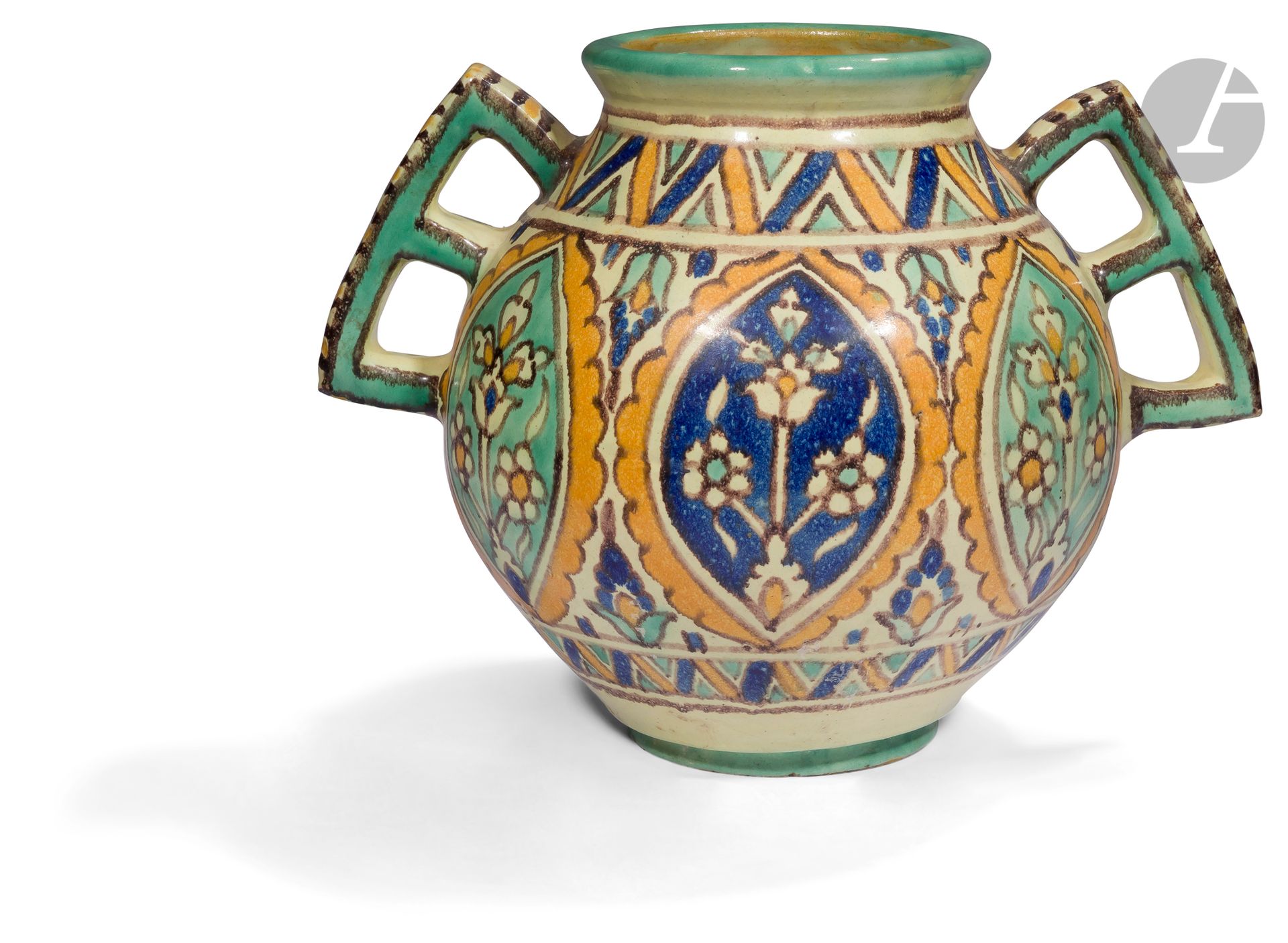 Grand vase boule à deux anses, Tunisie, Nabeul, établissements Ben Sedrine, vers 1920-40
Vase à panse globulaire achevée par un col ourlé et flanquée de deux anses à pont intermédiaire. En faïence à décor peint de mandorles polylobées garnies de bouquets floraux et encadrées de deux frises de chevrons, les anses striées. Partie inférieure de la panse inscrite en arabe “Ben Sedrine Nabeul” et estampille en creux des frères Ben Sedrine sous la base.
Hauteur : 25 cm
Quelques égrenures à la base, éclats sur les anses.

A Large Pottery Round Vase with Two Handles, Tunisia, Nabeul, Ben Sedrine Factory, c. 1920-40 

La poterie artistique de Nabeul : Etablissements Ben Sedrine (1920-40) (lots 200 à 201) - Collection Samuel Hedri (lots 174 à 212).
