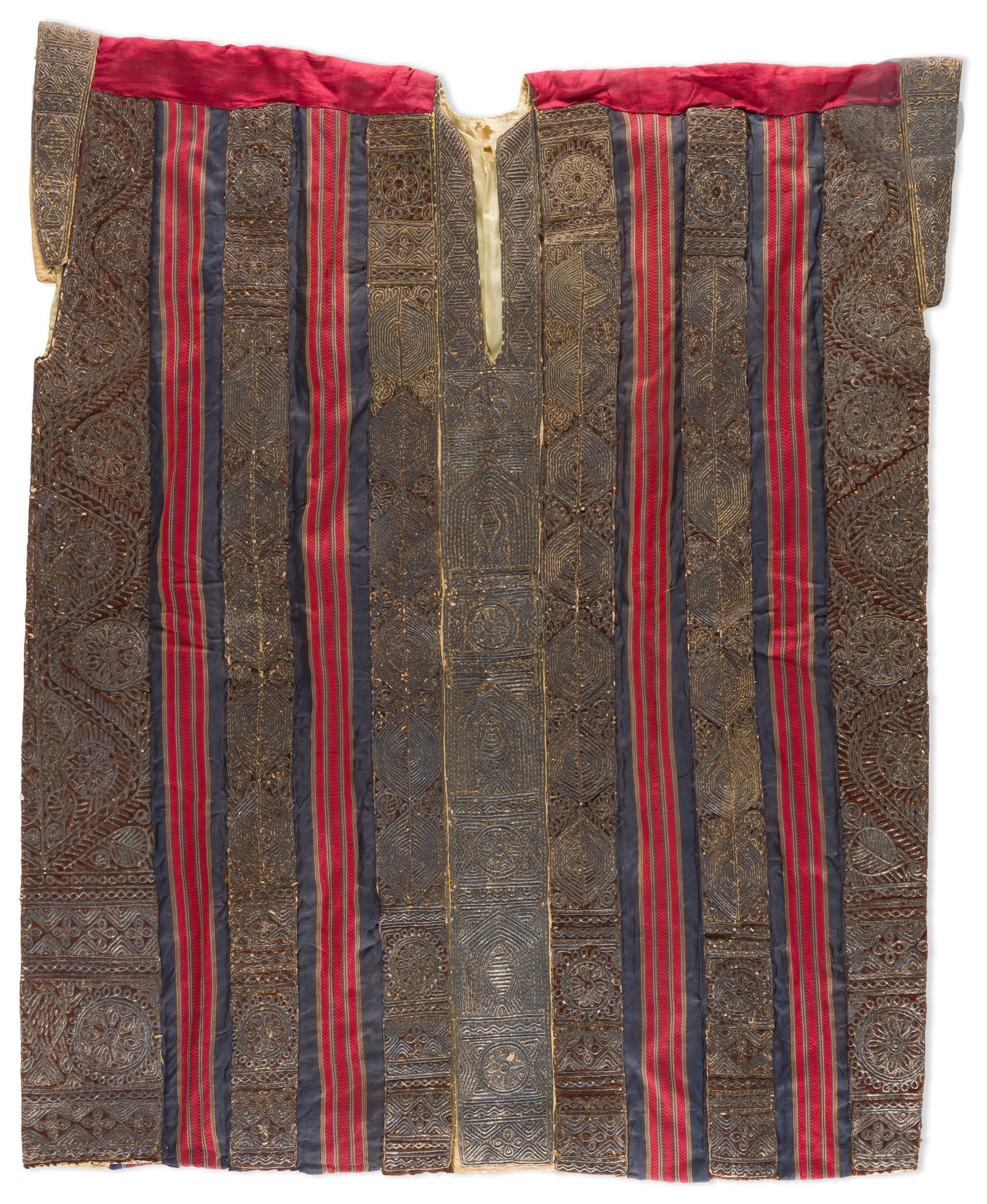 Tunique de mariée shushana, Tunisie, fin XIXe - début XXe siècle
Tunique fendue constituée sur l’ensemble de divers empiècements cousus entre eux : les premiers, rubans textiles tissés de fils de soie polychrome formant un décor géométrique de chevrons alternant avec des bandes de velours brun brodées de fils d’argent formant un décor compartimenté intégrant des rosettes, des médaillons de cercles concentriques, et des motifs végétaux. À l’avant, plastron central entièrement brodé de fils d’argent d’un décor en plusieurs registres alternant rosettes et arcatures. Empiècements textiles rouges soulignant la carrure, les épaules marquées de manchettes en textile jaune brodées de fils d’argent. Doublure textile jaune pâle.
Hauteur : 108 cm ; longueur : 90 cm
Quelques usures, quelques éléments décousus, une déchirure dans la doublure.

A Wedding Tunic Shushana, Tunisia, late 19th - early 20th century 

Collection Samuel Hedri (lots 174 à 212).