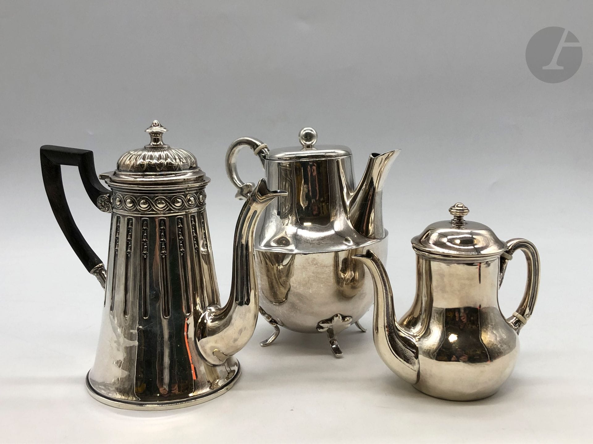 3 cafetières en argent. Poids brut : 886 g (2 en argent uni de forme balustre et 1 de forme tronconique à décors rudenté et prise en bois noirci ) Poinçon Minerve, argent mexicain 925.