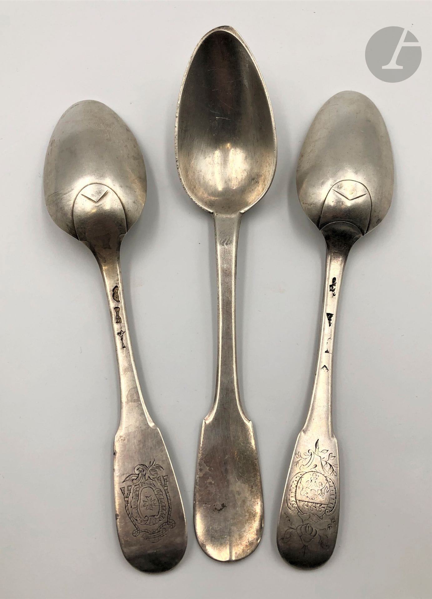 3 cuillères en argent, modèle uniplat, armoiriées. Poids : 220 g