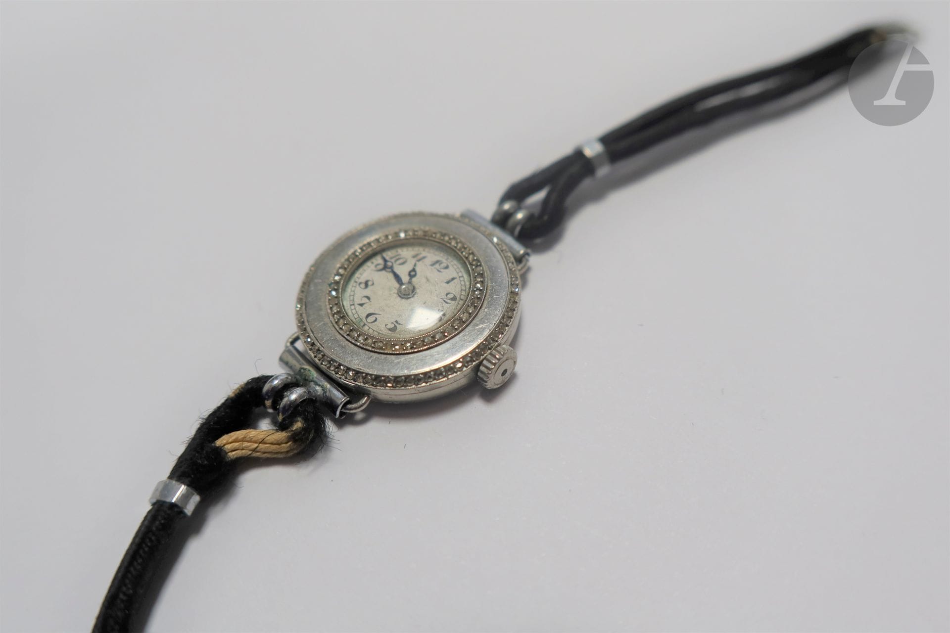 Montre de femme ronde en platine et brillants. Poids brut: 21 g (bracelet galon abimé)