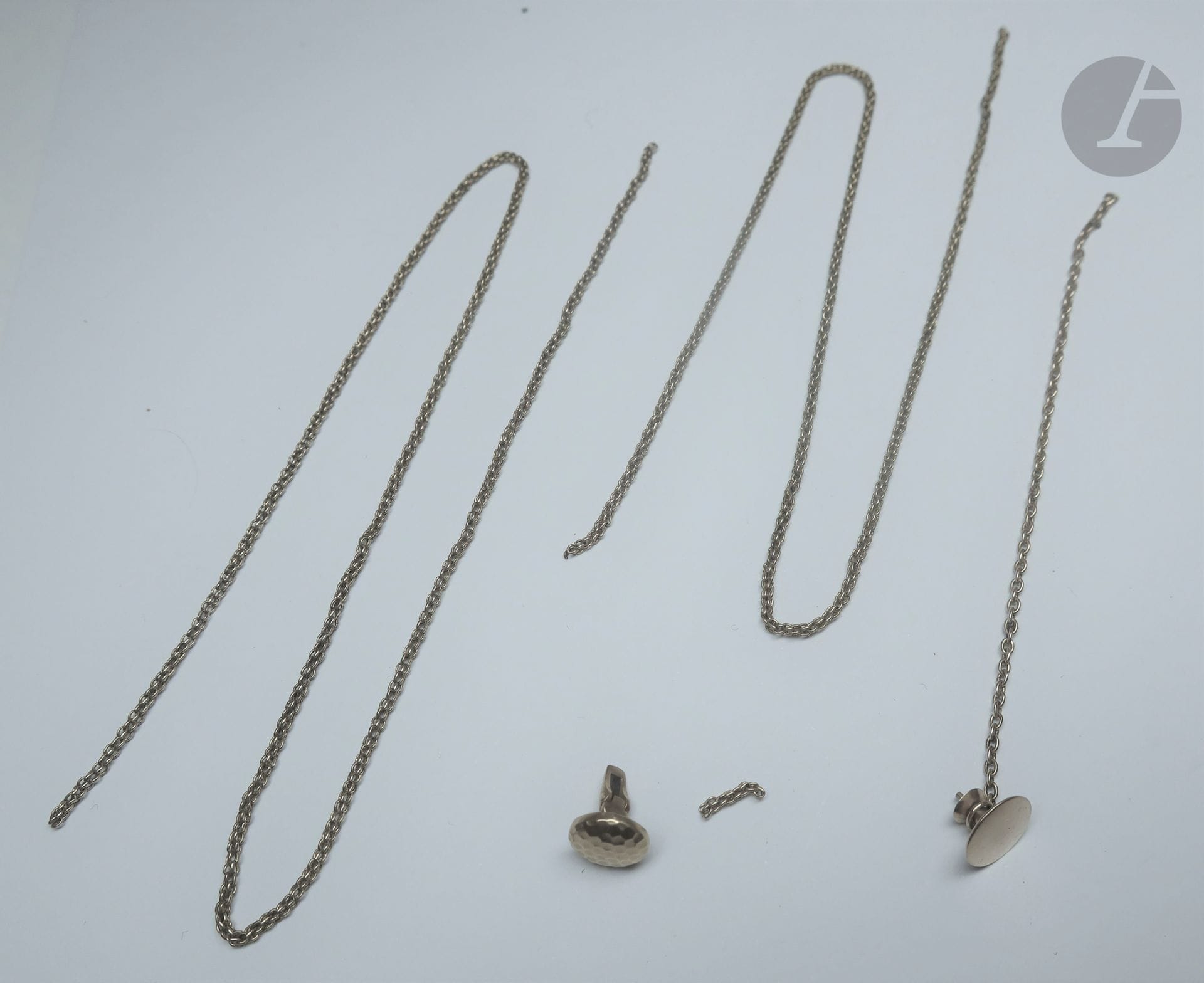 Lot de bijoux et bris d or (18K). Poids: 11,9 g (1 chaine tissée (accidentée), 1 bouton de col, un bouton et sa chaine)