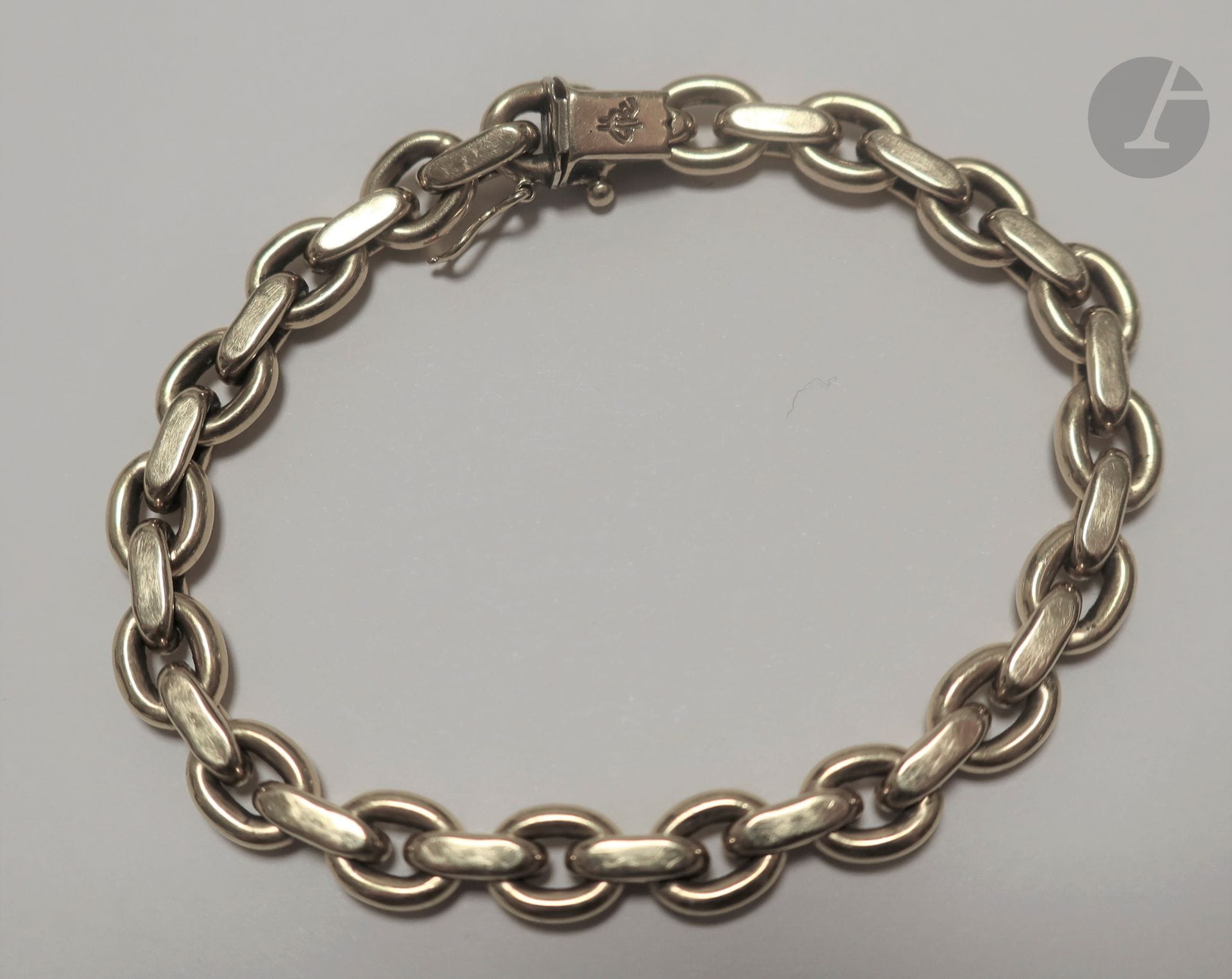 Bracelet en or (18K), maillons chaine ronds. Poids : 13,8 g