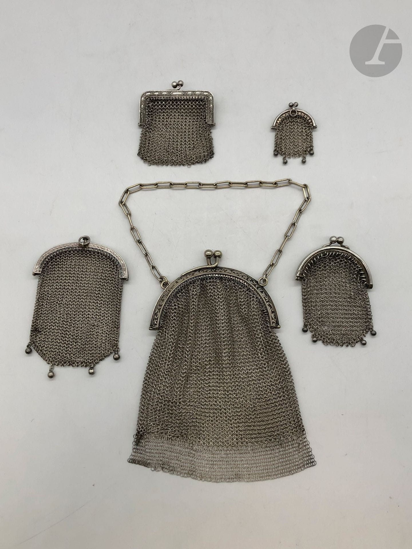 5 porte-monnaies en argent . Poids : 168 g Poinçons Sanglier, Charançon,