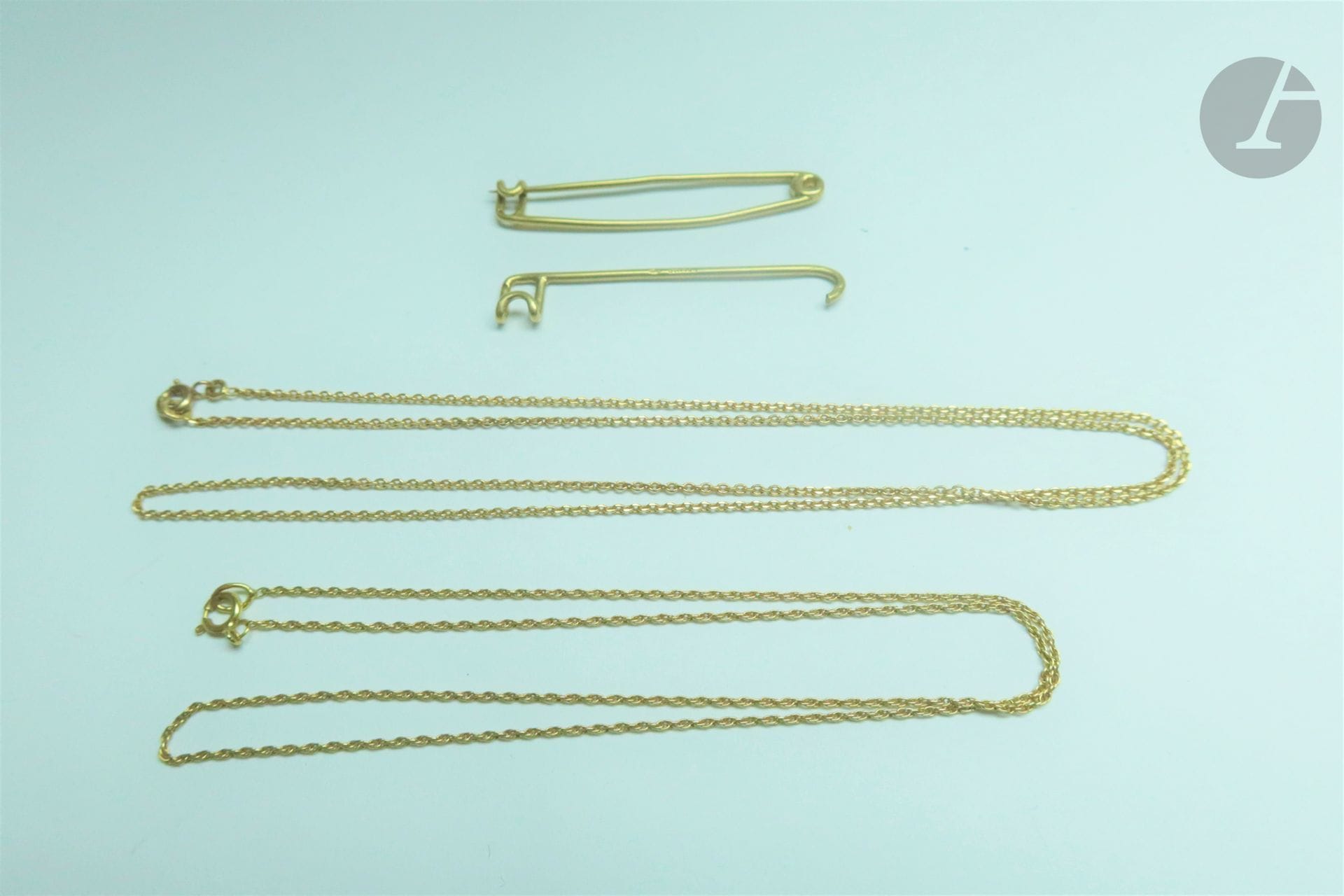 lot de bijoux en or (18K). Poids : 10,4 g - 1 cjhaine en or (18K). 54 cm - 1 chaine en or (18K). 42 cm - 1 épingle en or (18K) - 1 morceau d épingle en or (18K).