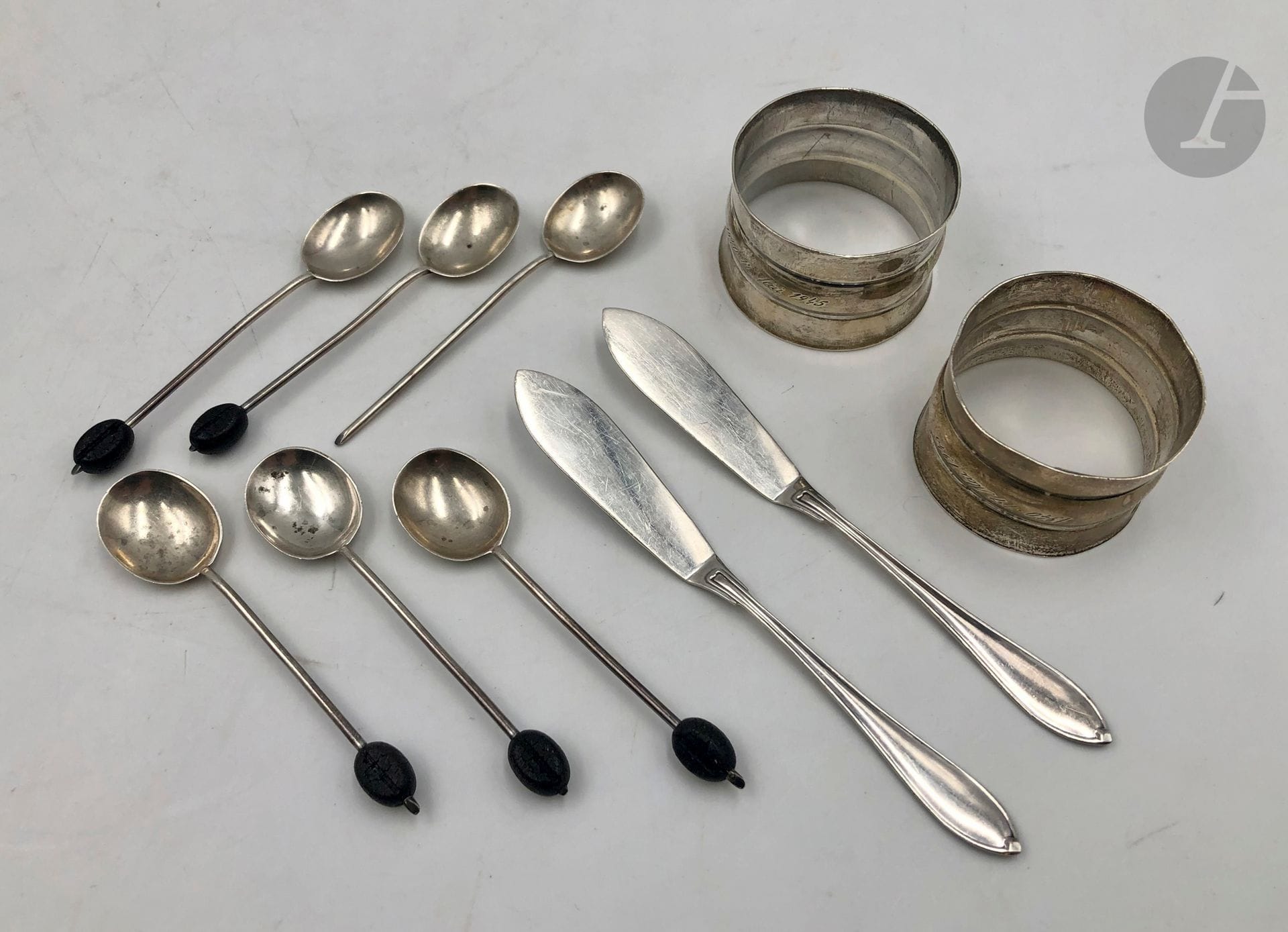 Lot en argent. Poids brut : 108 g - 6 cuillers à moka - 2 couteaux à beurre - 2 ronds de serviette