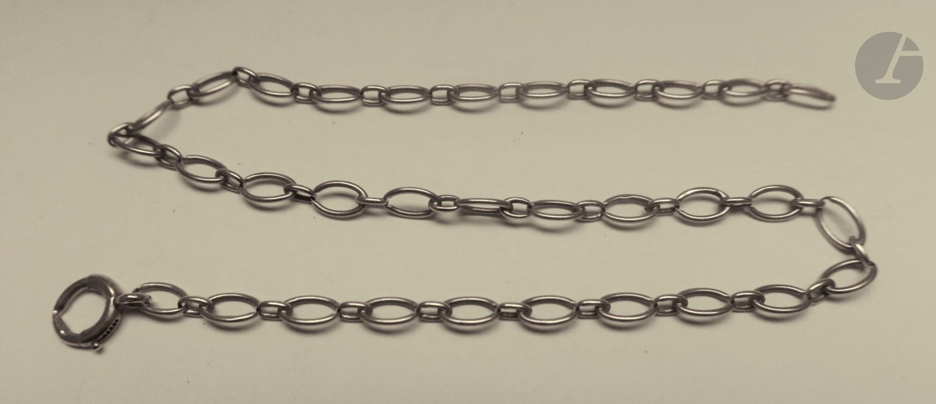 Petit collier en or (18K) maillons ovales. Poids : 10,2 g (l23 cm)