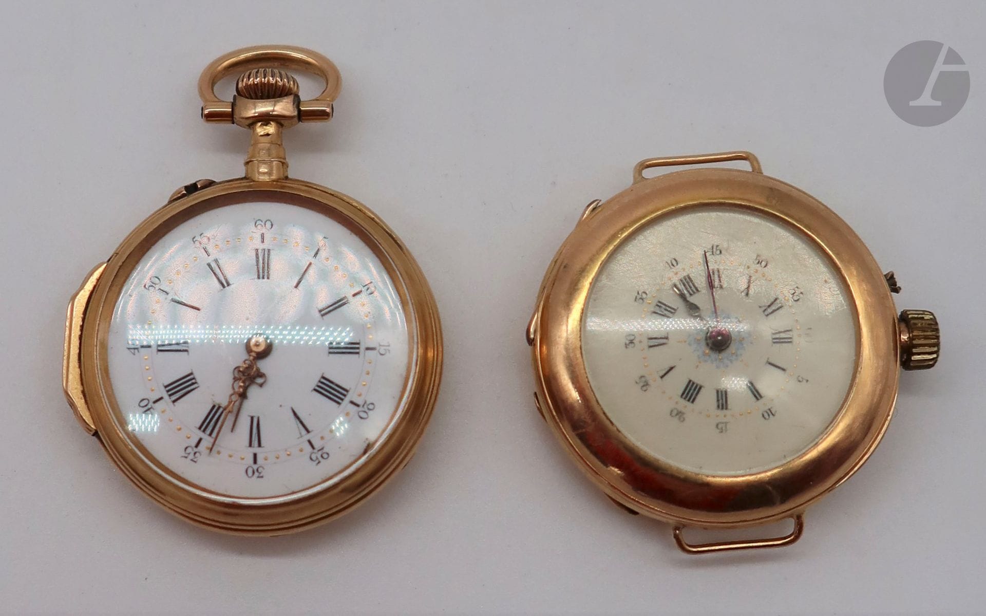 2 montres en or (18K). Poids brut : 56,6 g - 1 boitier de montre bracelet en or (18K). Poids brut: 26,8 g (double paroie)(cylindre - dix rubis) - 1 montre de col en or (18K). Poids brut: 29,8 g (double paroie)(J.Chavin - Chaffard & Drevon successeurs, Lyon).