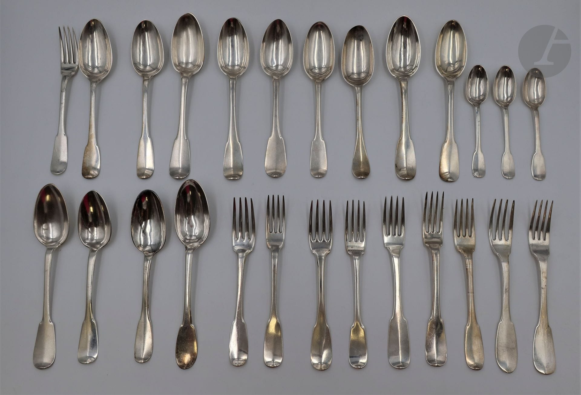 Partie de ménagère en argent, modèle uniplat. Poids : 1573 g - 13 cuillères à soupe - 10 fourchettes de table - 3 cuillères à café