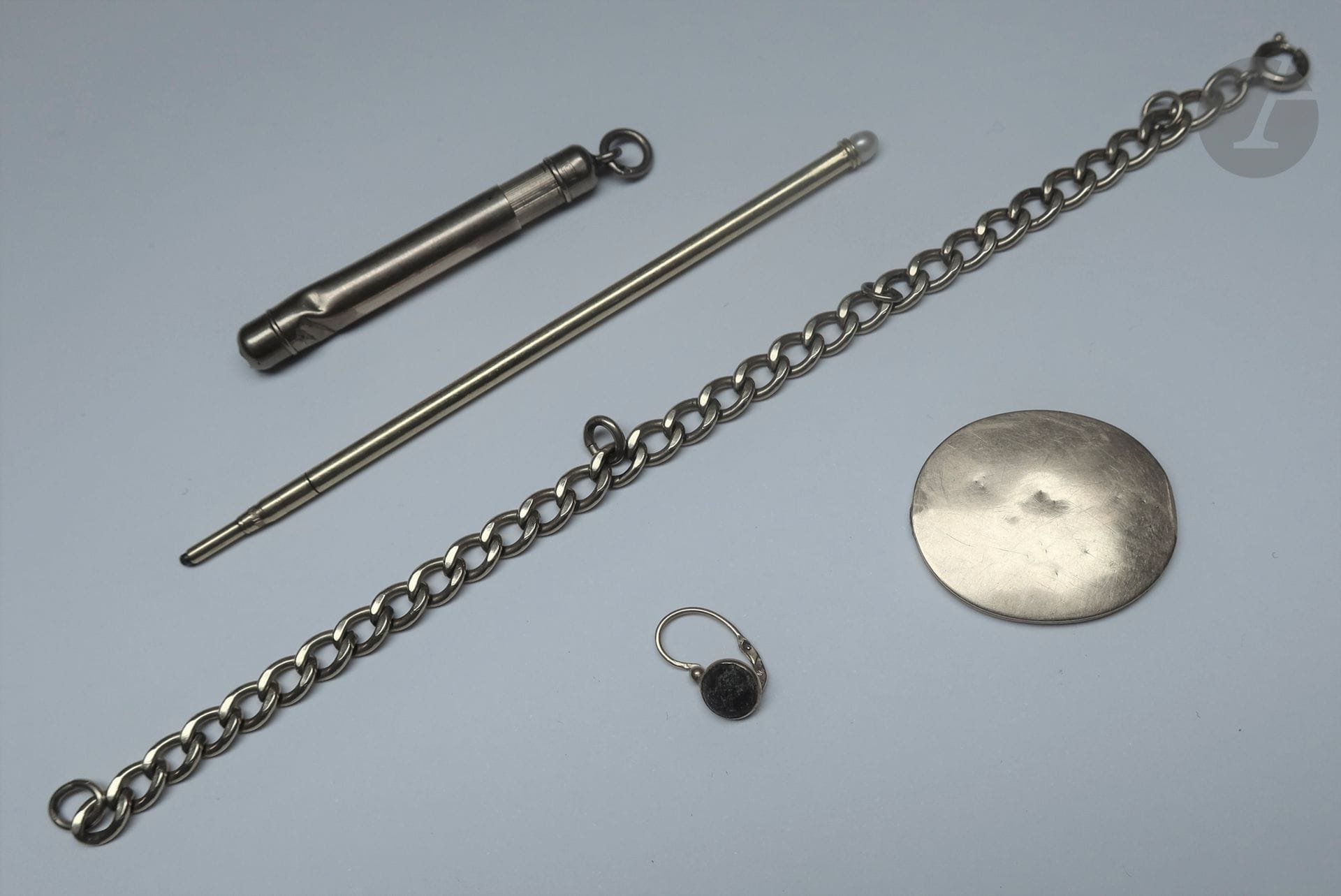 Lot de bijoux et bris d or. Poids brut: 19,2 g - crayon court et bracelet gourmette en or (8K). poids brut: 13,7 g - crayon fin en or (22K) et perle. Poids brut: 3 g - fond boitier en or (14K). Poids: 2,1 g - 1 boucle d oreille et pierre, en or (18K). Poids brut: 0,4 g