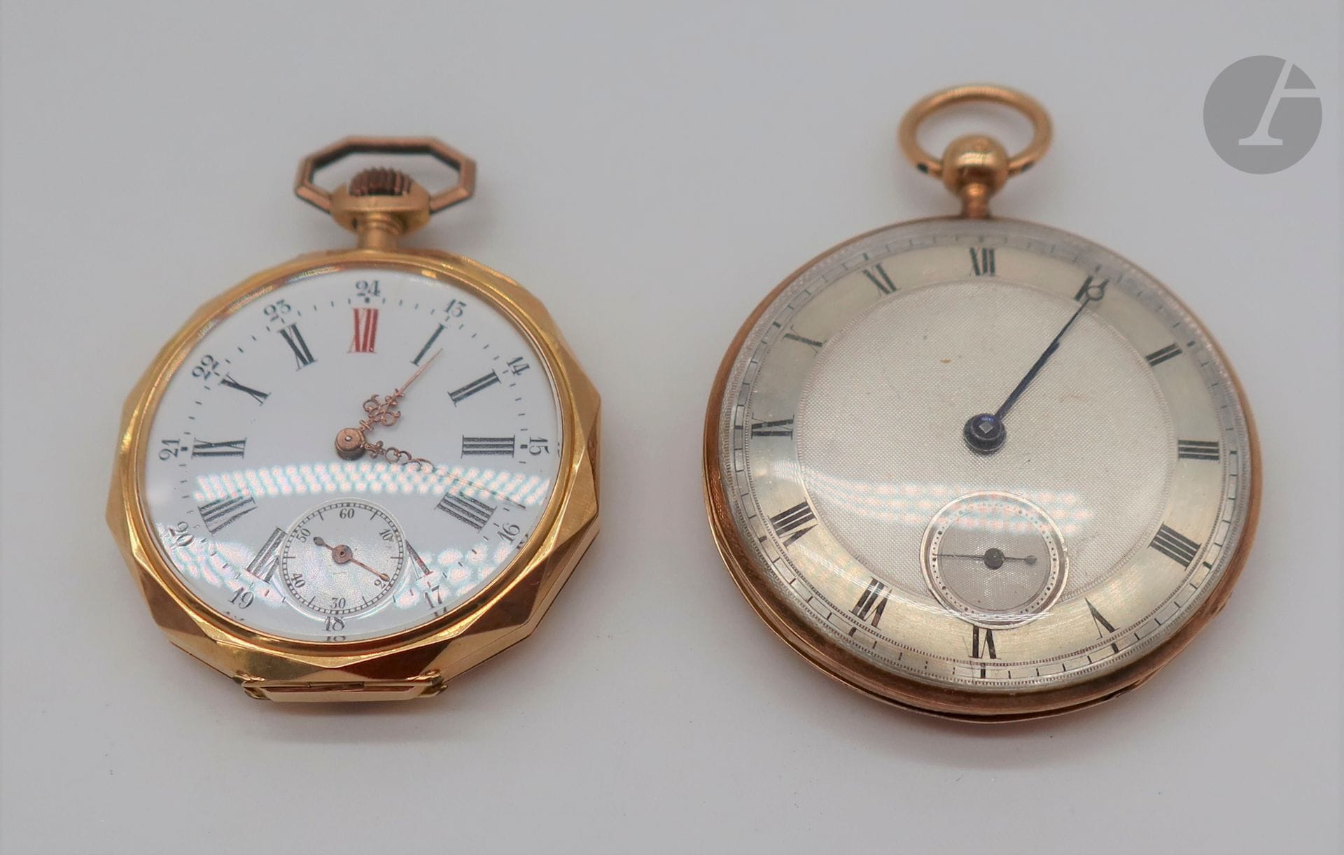 2 montres de poche en or (18K). Poids brut: 138, 2 g - 1 montre savonette en or (18K). Poids brut: 74,1 g dos guillauché. double paroie en métal. - 1 montre de poche en or (18K), à facettes. Poids brut: 64,1 g cartouche au dos, double paroie.