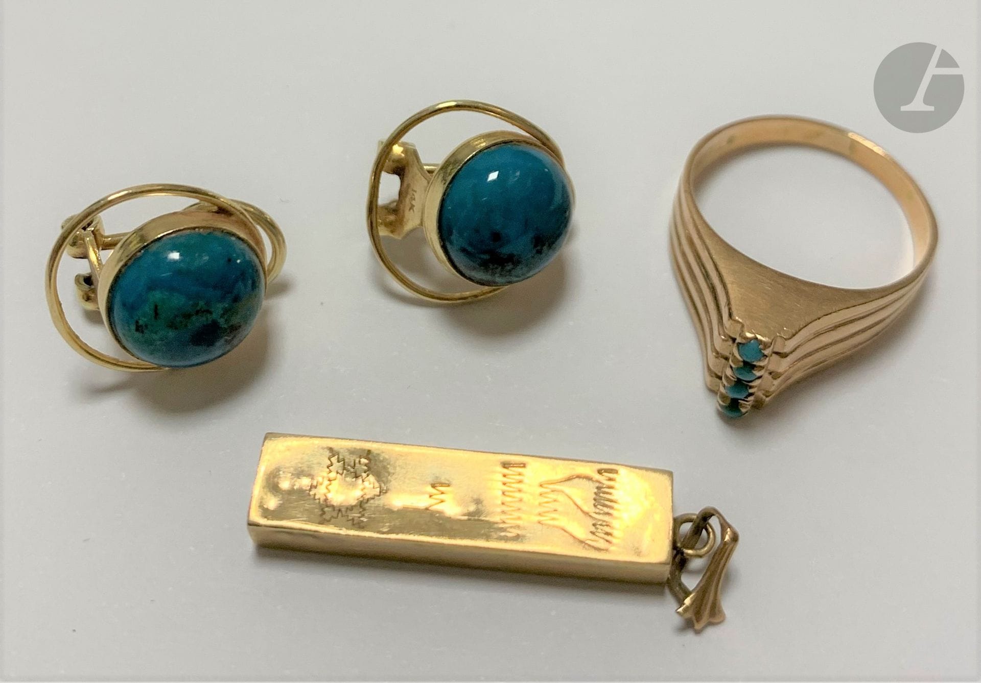 Lot de bijoux en or (14K) et pierres turquoises. Poids brut: 9,7 g 1 paire de boucles d oreille, une bague, un pendentif rectangulaire