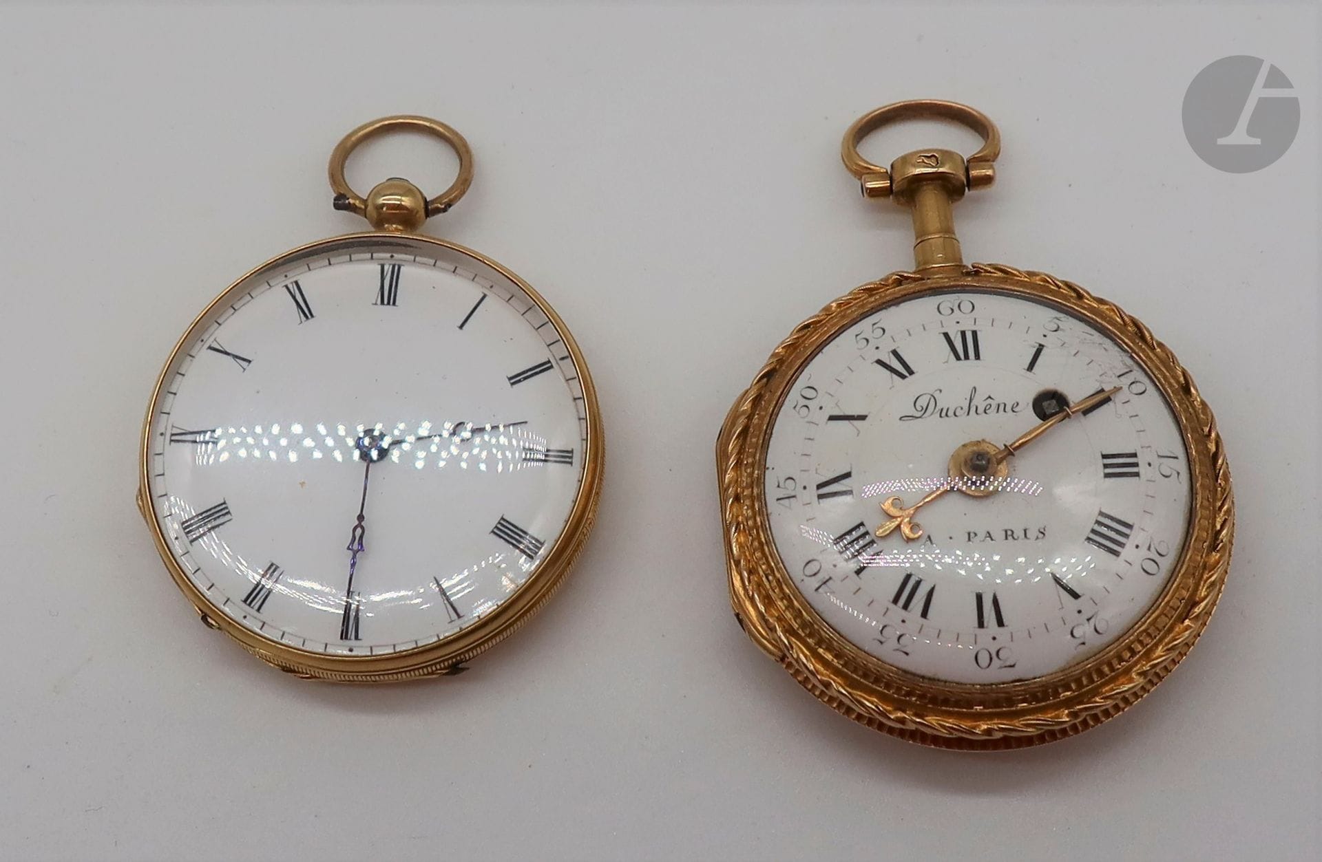 2 montres de col en or (18K). Poids brut : 63,2 g - 1 montre de col en or (18K)(Duchêne, Paris), dos 3 ors). Poids brut: 38,5 g - 1 montre de col en or (18K)(cylindre aiguilles 8 rubis)(double paroie en métal). poids brut: 24,7 g