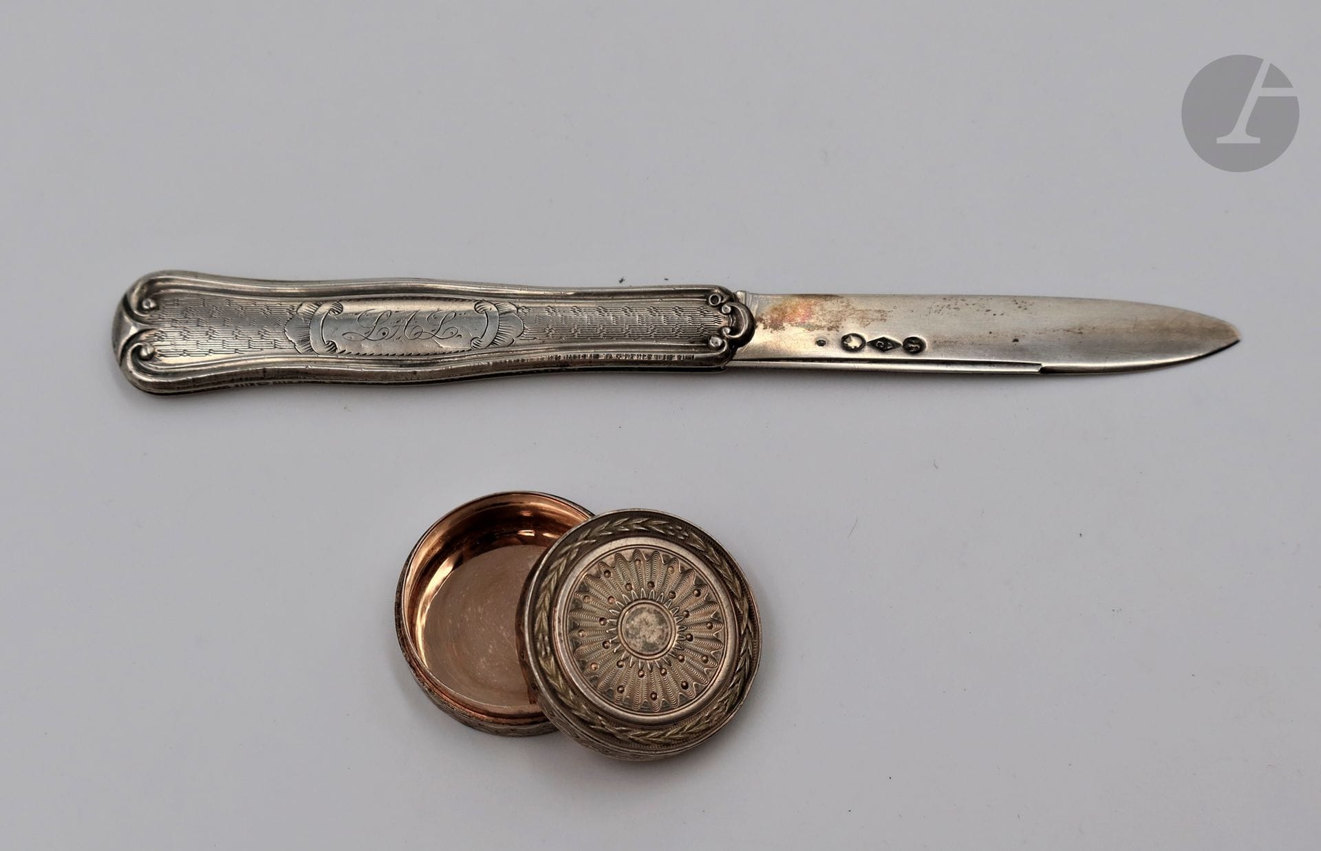 Lot en argent. Poids : 48 g - Petite boîte en argent guilloché et intérieur vermeil - Couteau pliant en argent. Poinçon Sanglier et Cygne.