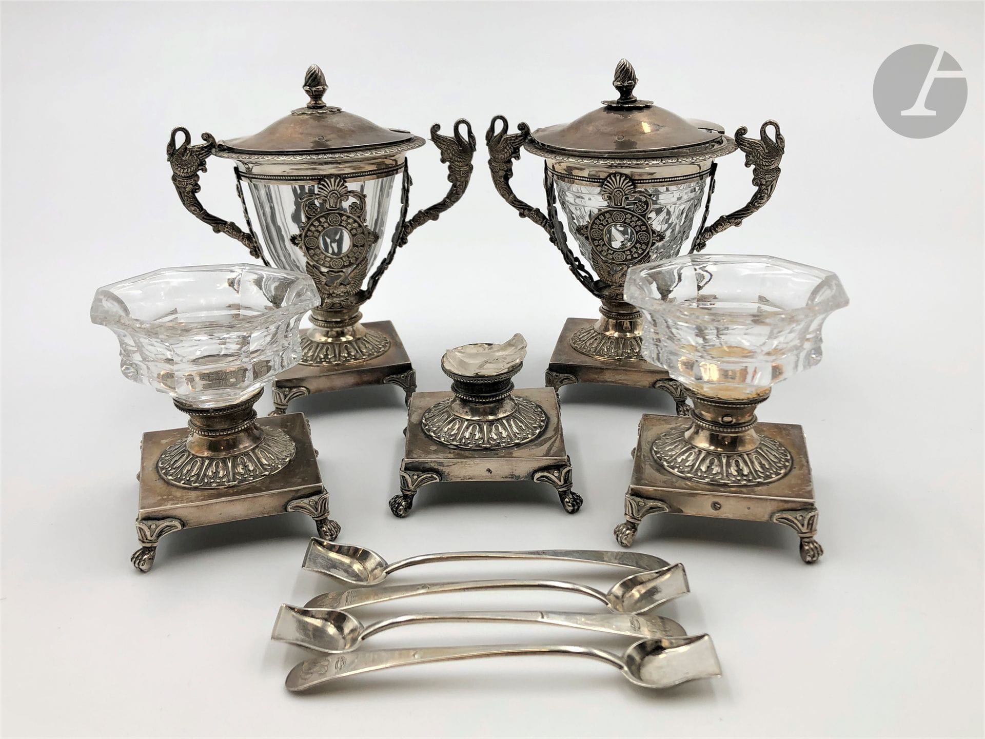 2 moutardiers, 3 saltshakers and 4 small spoons or shovels, in silver. Weight small spoons: 38.8 g Gross weight mustard and salt shakers: 783 g One glass missing from a salt shaker and one damaged.