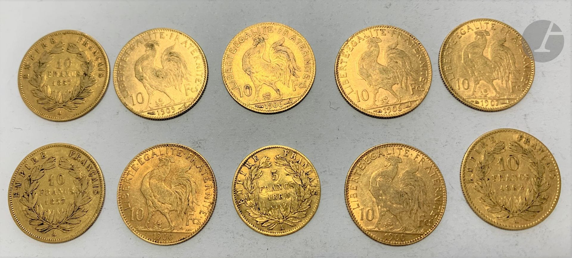 Lot de 10 pièces françaises en or :
- 6 pièces de 10 Francs en or. Type Coq. 1900 (2) - 1906 (2) - 1907 - 1909.
- 1 pièce de 10 Francs en or. Type Napoléon III Empereur tête laurée. 1862 A.
- 2 pièces de 10 Francs en or. Type Napoléon III Empereur tête nue. 1857 A (2) 
- 1 pièce de 5 Francs en or. Type Napoléon III Empereur tête nue. 1860 A